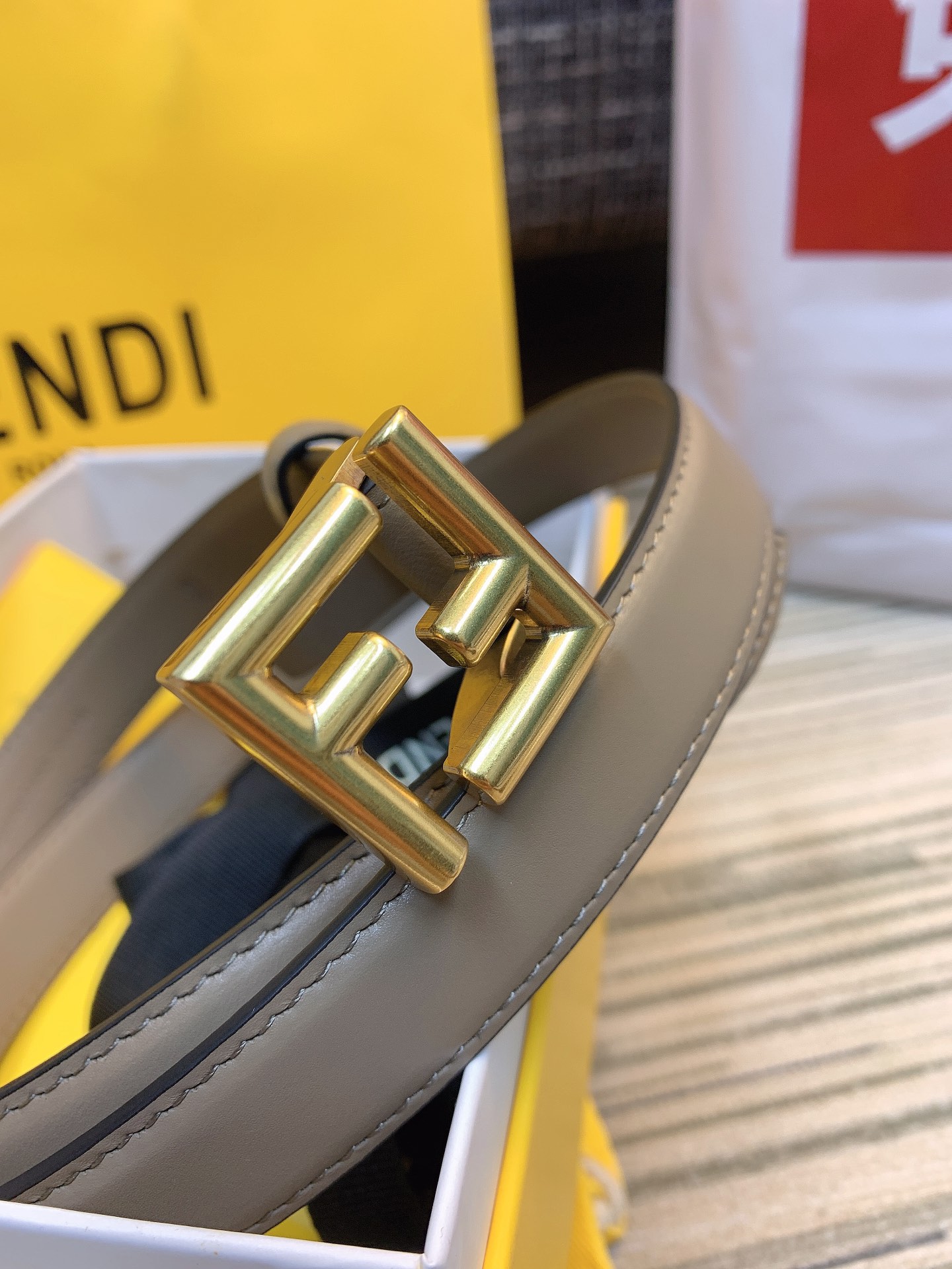 Fendi 同步礼盒 芬迪 FENDI · 𝟐.𝟎 精品 铜扣 · 当季新款百搭 多色可选