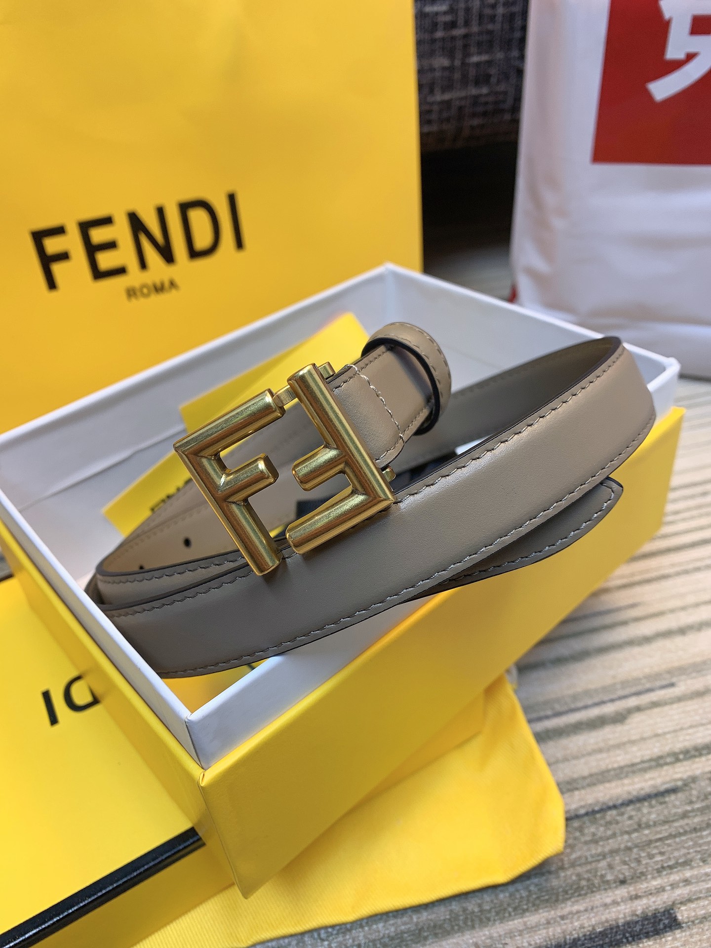 Fendi 同步礼盒 芬迪 FENDI · 𝟐.𝟎 精品 铜扣 · 当季新款百搭 多色可选
