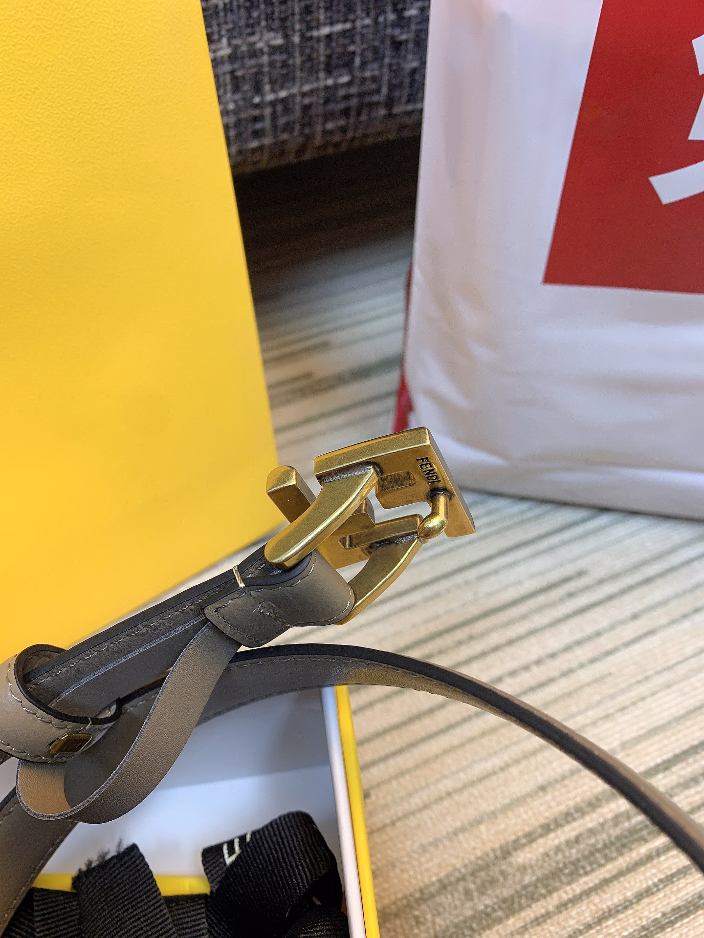 Fendi 同步礼盒 芬迪 FENDI · 𝟐.𝟎 精品 铜扣 · 当季新款百搭 多色可选