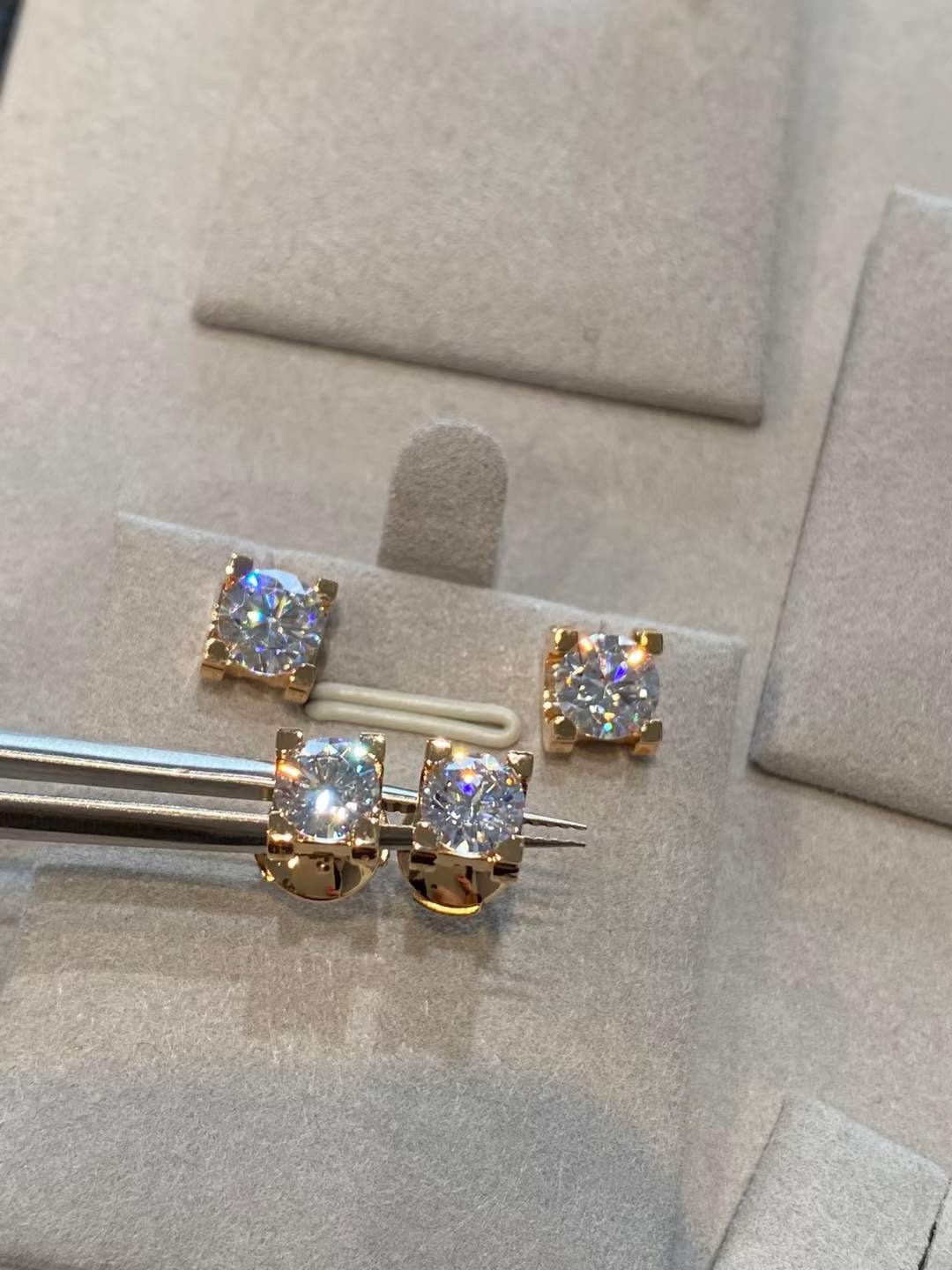 Cartier Cartier/卡地亚 CNC牛角单钻耳钉