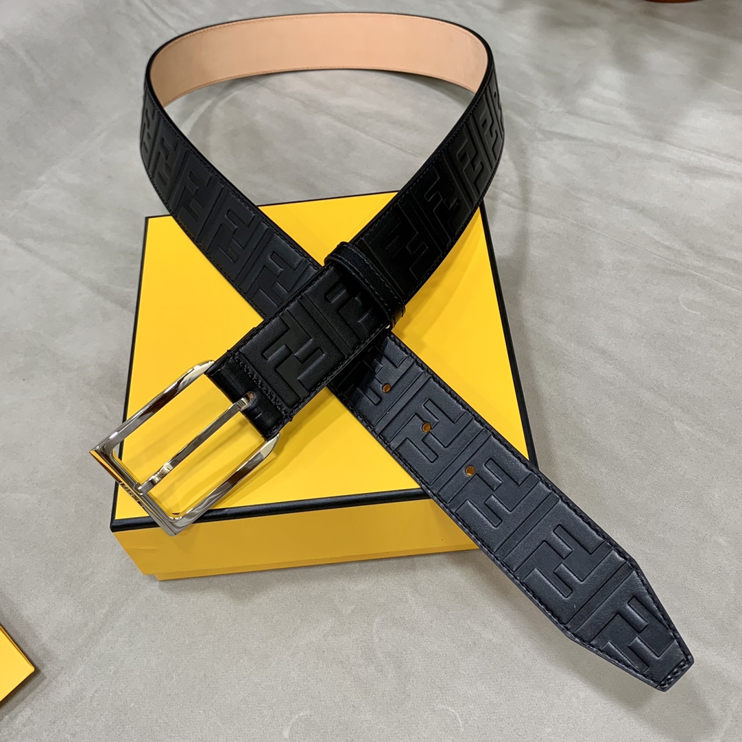 Fendi 五金做工精细 线条流畅 表面光滑 𝐙𝐏电镀工艺 香港通关【𝐇𝐀𝐀𝐒】 进口皮料