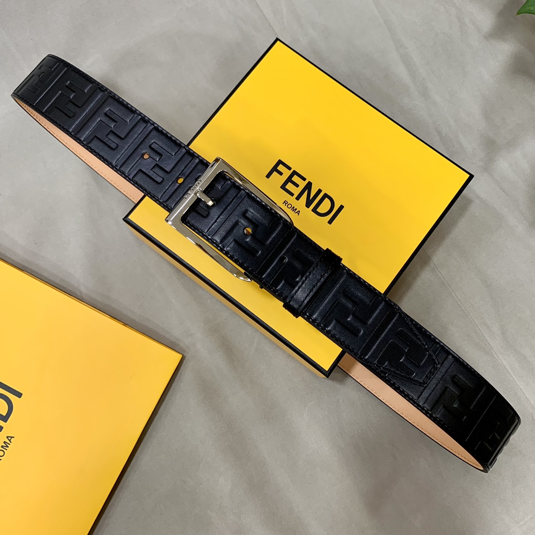 Fendi 五金做工精细 线条流畅 表面光滑 𝐙𝐏电镀工艺 香港通关【𝐇𝐀𝐀𝐒】 进口皮料