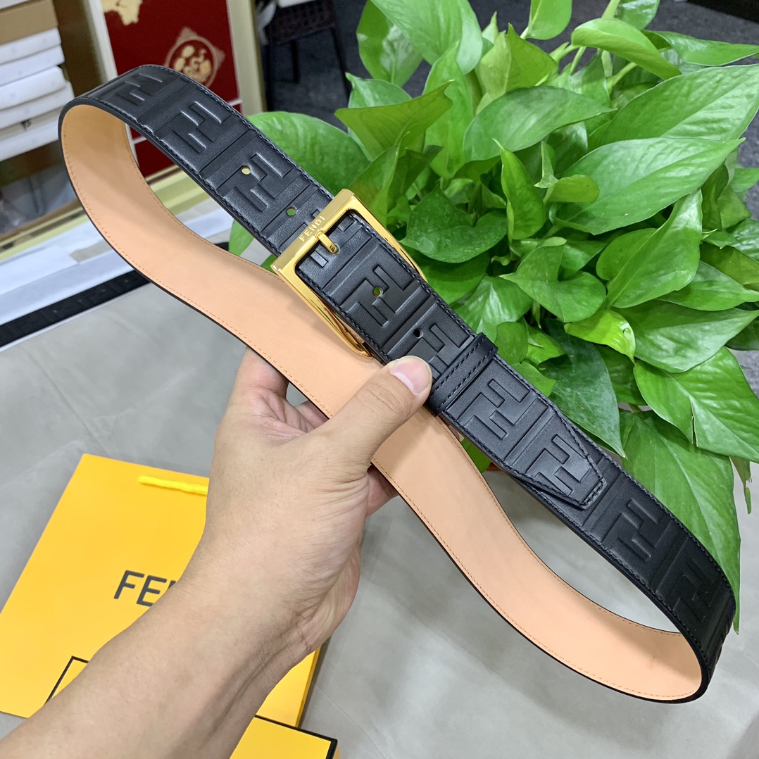 Fendi 五金做工精细 线条流畅 表面光滑 𝐙𝐏电镀工艺 香港通关【𝐇𝐀𝐀𝐒】 进口皮料