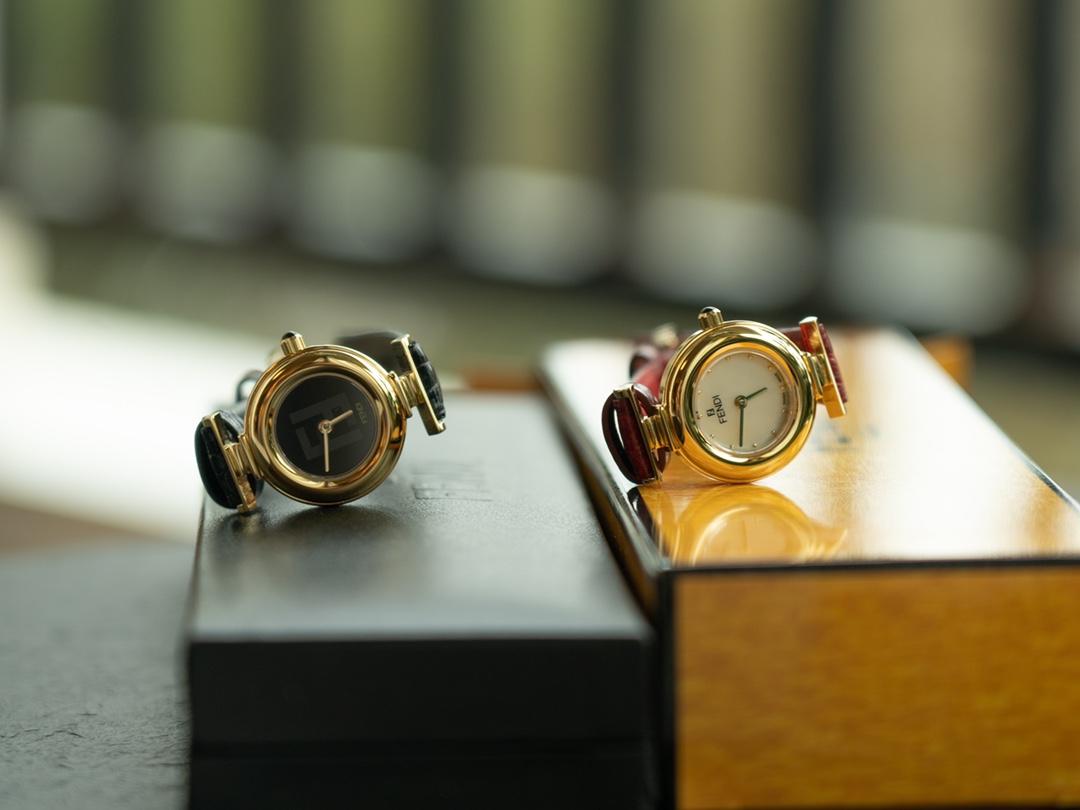 批550。[红包]《FENDI》中古芬迪金表
这是一款有谈资的手表 来自F家中古系列 大概有20多年历史
当年的价格在20000人民币左右
这系列已经是绝版了，这是当年芬迪在日本代工厂生产的时尚女士石英表，绝对是你带出去不撞衫的年度优秀产品，实物真的太漂亮了，原装芬迪瑞士机芯，拆机盖可以给你满意的答案，不仅仅是提升档次，这种高成本工艺是为了让你的手表不担心掉色问题
表盘采用天然贝母，每一颗金色铆钉都采用真金ip镀
红色鸵鸟皮纹，黑色蜥蜴皮纹，到手的质感可能会给你惊喜[愉快]