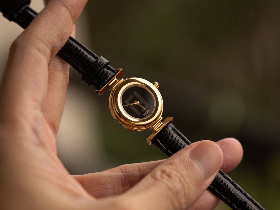 批550。[红包]《FENDI》中古芬迪金表
这是一款有谈资的手表 来自F家中古系列 大概有20多年历史
当年的价格在20000人民币左右
这系列已经是绝版了，这是当年芬迪在日本代工厂生产的时尚女士石英表，绝对是你带出去不撞衫的年度优秀产品，实物真的太漂亮了，原装芬迪瑞士机芯，拆机盖可以给你满意的答案，不仅仅是提升档次，这种高成本工艺是为了让你的手表不担心掉色问题
表盘采用天然贝母，每一颗金色铆钉都采用真金ip镀
红色鸵鸟皮纹，黑色蜥蜴皮纹，到手的质感可能会给你惊喜[愉快]