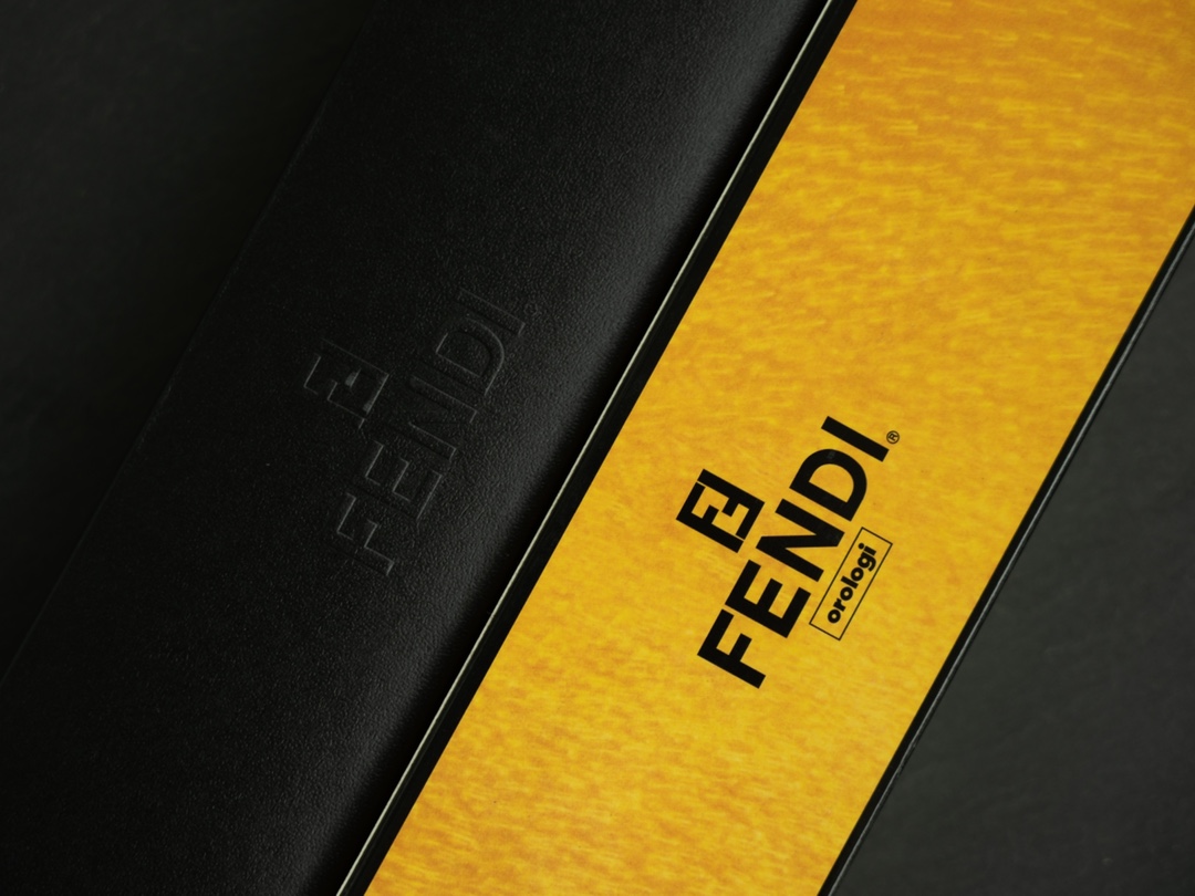 批550。[红包]《FENDI》中古芬迪金表
这是一款有谈资的手表 来自F家中古系列 大概有20多年历史
当年的价格在20000人民币左右
这系列已经是绝版了，这是当年芬迪在日本代工厂生产的时尚女士石英表，绝对是你带出去不撞衫的年度优秀产品，实物真的太漂亮了，原装芬迪瑞士机芯，拆机盖可以给你满意的答案，不仅仅是提升档次，这种高成本工艺是为了让你的手表不担心掉色问题
表盘采用天然贝母，每一颗金色铆钉都采用真金ip镀
红色鸵鸟皮纹，黑色蜥蜴皮纹，到手的质感可能会给你惊喜[愉快]
