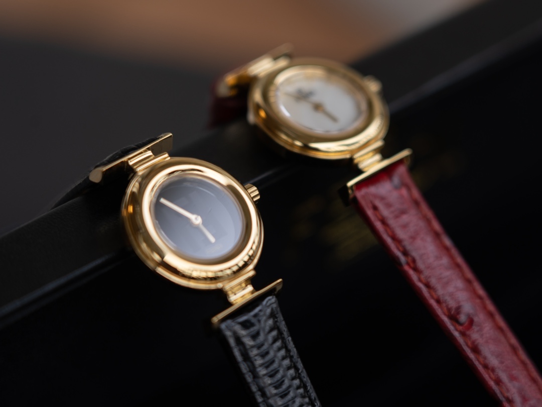 批550。[红包]《FENDI》中古芬迪金表
这是一款有谈资的手表 来自F家中古系列 大概有20多年历史
当年的价格在20000人民币左右
这系列已经是绝版了，这是当年芬迪在日本代工厂生产的时尚女士石英表，绝对是你带出去不撞衫的年度优秀产品，实物真的太漂亮了，原装芬迪瑞士机芯，拆机盖可以给你满意的答案，不仅仅是提升档次，这种高成本工艺是为了让你的手表不担心掉色问题
表盘采用天然贝母，每一颗金色铆钉都采用真金ip镀
红色鸵鸟皮纹，黑色蜥蜴皮纹，到手的质感可能会给你惊喜[愉快]