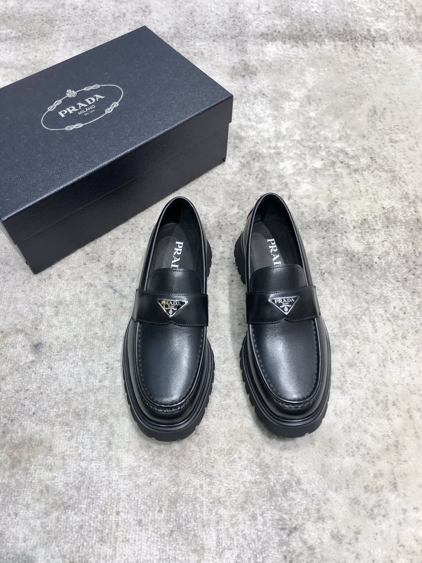 NO:272159,Prada Prada new counter is available simultaneously, upper cowhide/edge beads, water-dyed cowhide inner lining, original rubber outsole, perfect details are impeccable, standard code 39-44 (38.45 custom made without return or exchange), batch, prada, prada, cowhide19860909普拉达Prada 新款专柜同步发售,鞋面牛皮/开边珠,水染牛皮内里,原版橡胶大底,完美细节无可挑剔,标准码39-44（38.45定做不退不换）,批,,prada,prada,cowhide,Men's shoes