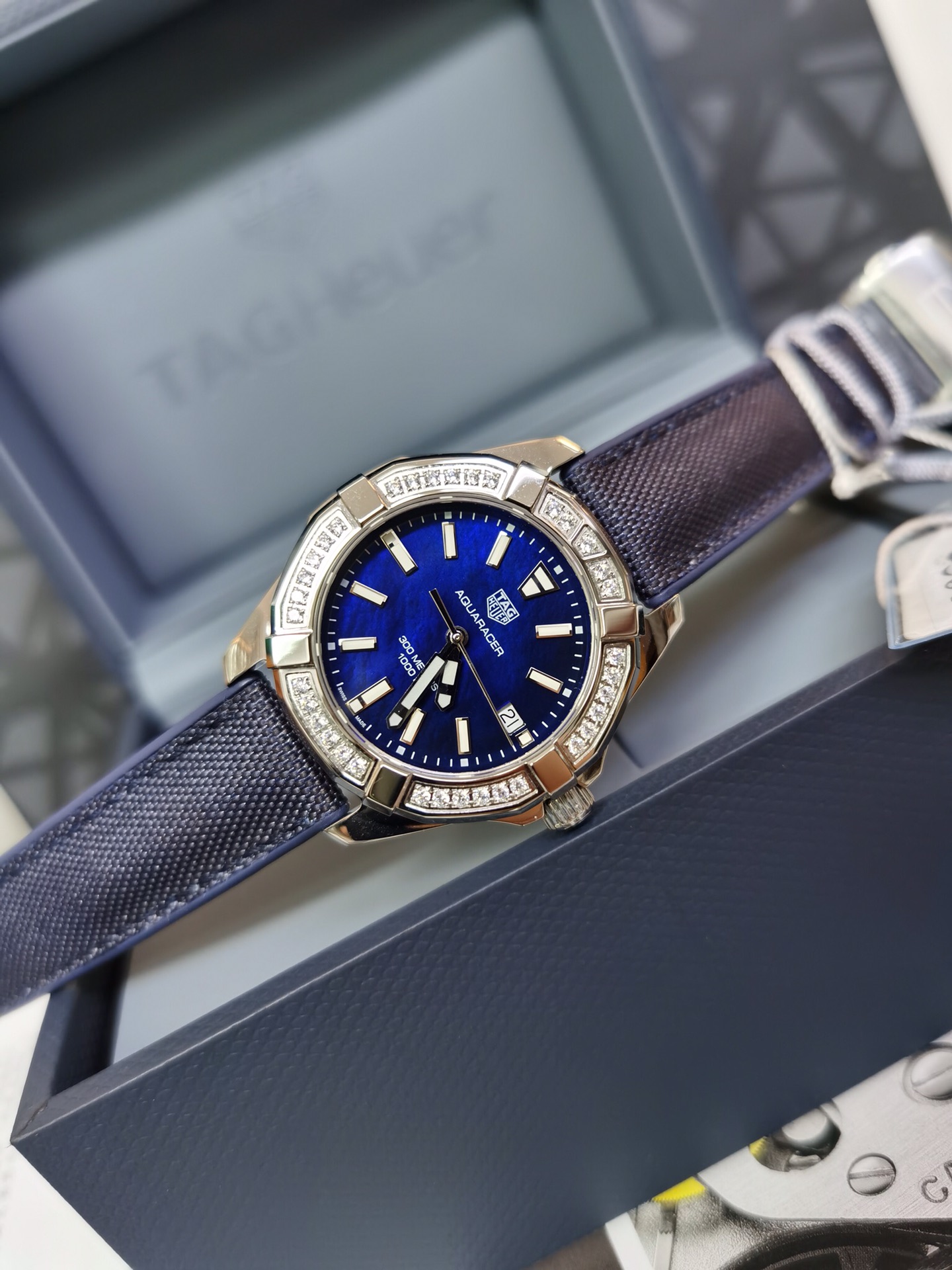 NO:728088,New style!  !  Original TAG Heuer Aquaracer quartz women's watch, 35mm diameter case, rubber strap, original ceramic bezel is exquisite and luxurious, as gentle as jade. The diamond-set case is dazzling, with a dazzling enamel dial and colorful  Natural pearl dial, sapphire anti-glare glass, original Swiss ETA quartz movement, supports disassembly and inspection, flawless workmanship and can be compared with global counters, one watch and one code with hangtag, brand new set of outstanding [color][color][color],,tag  heue19860909新款！！原单泰格豪雅竞潜系列石英女表,35mm直径表壳,橡胶带款,原厂陶瓷圈口精致奢华、温润如玉.镶钻款表壳闪耀夺目,搭配闪到耀眼的搪瓷表盘以及七彩斑斓的天然珍珠表盘,蓝宝防炫玻璃,原装瑞士ETA石英机芯,支持拆机验货,零瑕疵做工接受全球专柜对比,一表一码配吊牌,全新全套出[色][色][色],,tag heue,Watch