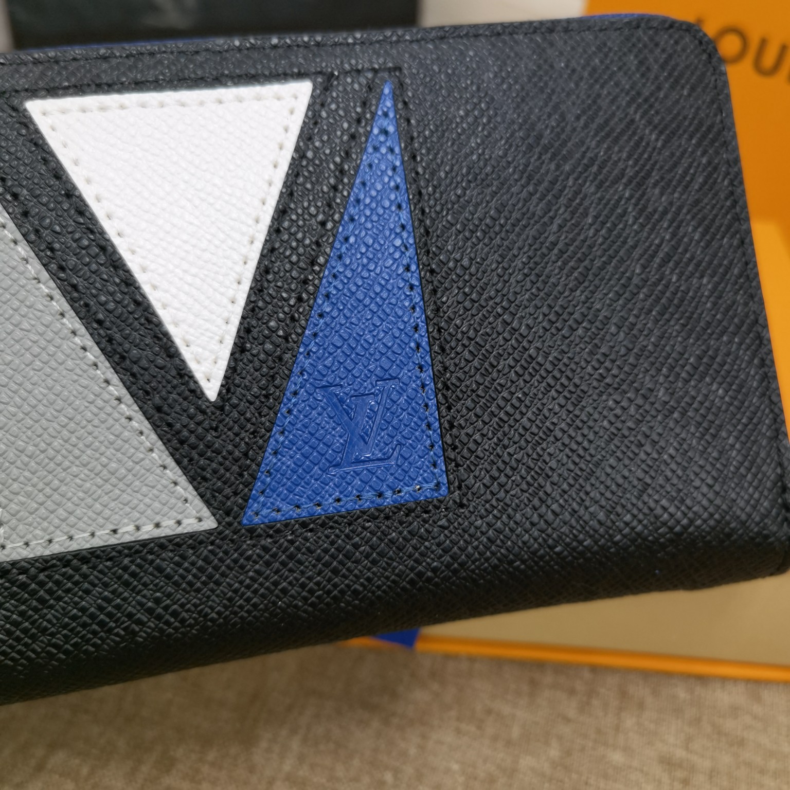 Leather long wallet cash compartment