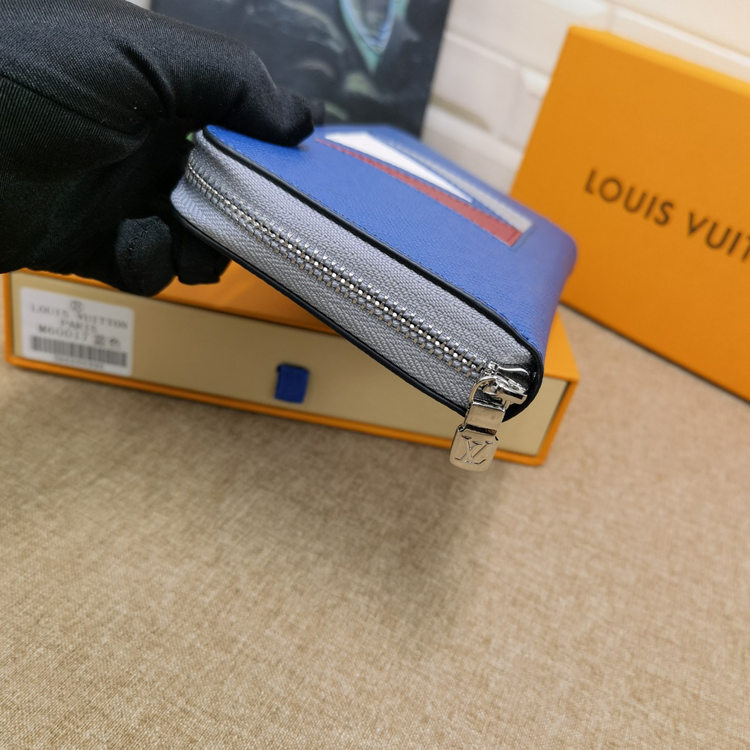 Long leather wallet cash compartment