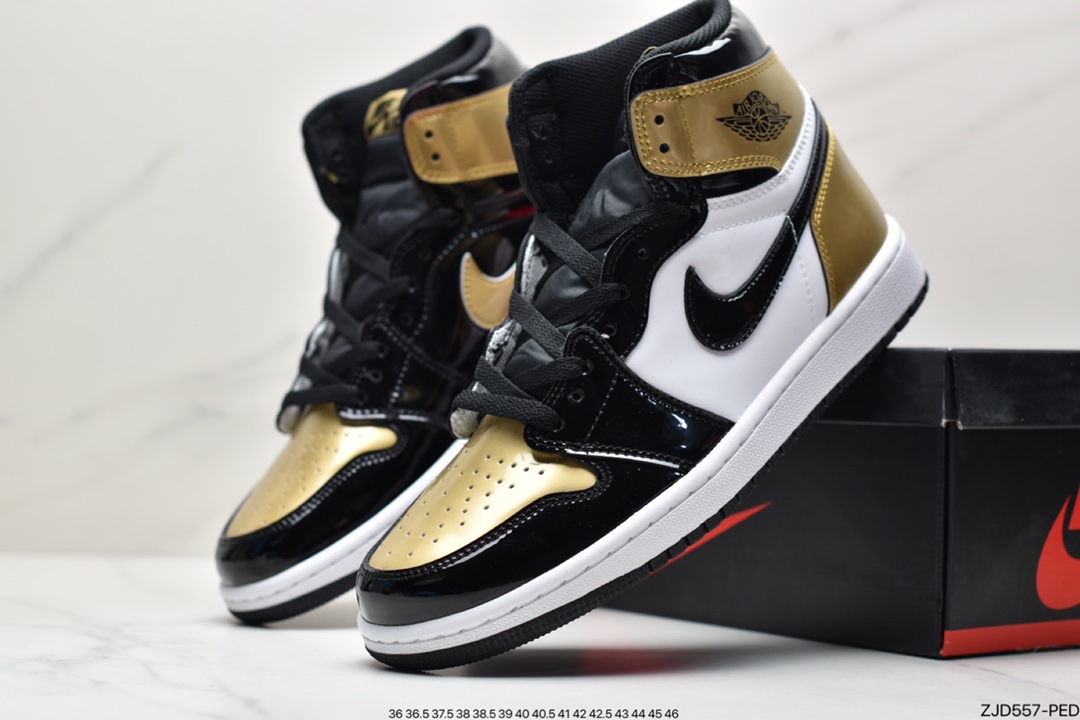 240 Air Jordan 1 “Shadow”影子灰同样是人气极高的经典款式555088-013