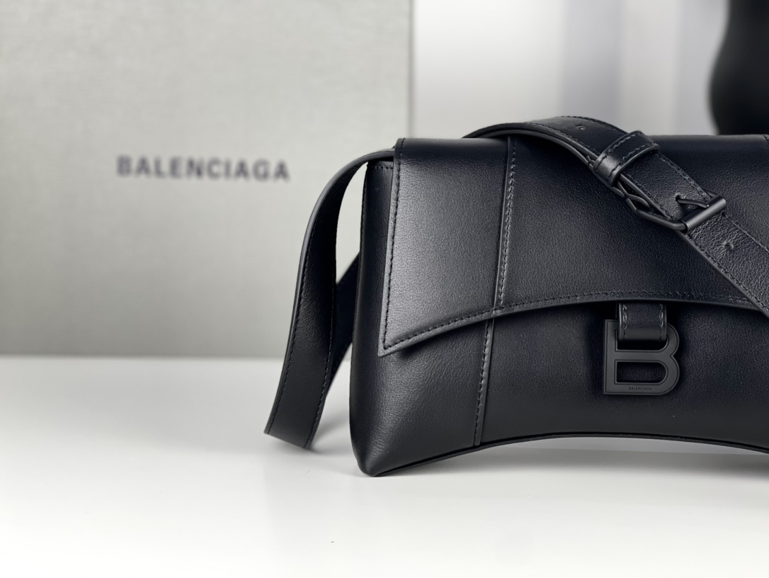 Balenciaga Small plain black buckle