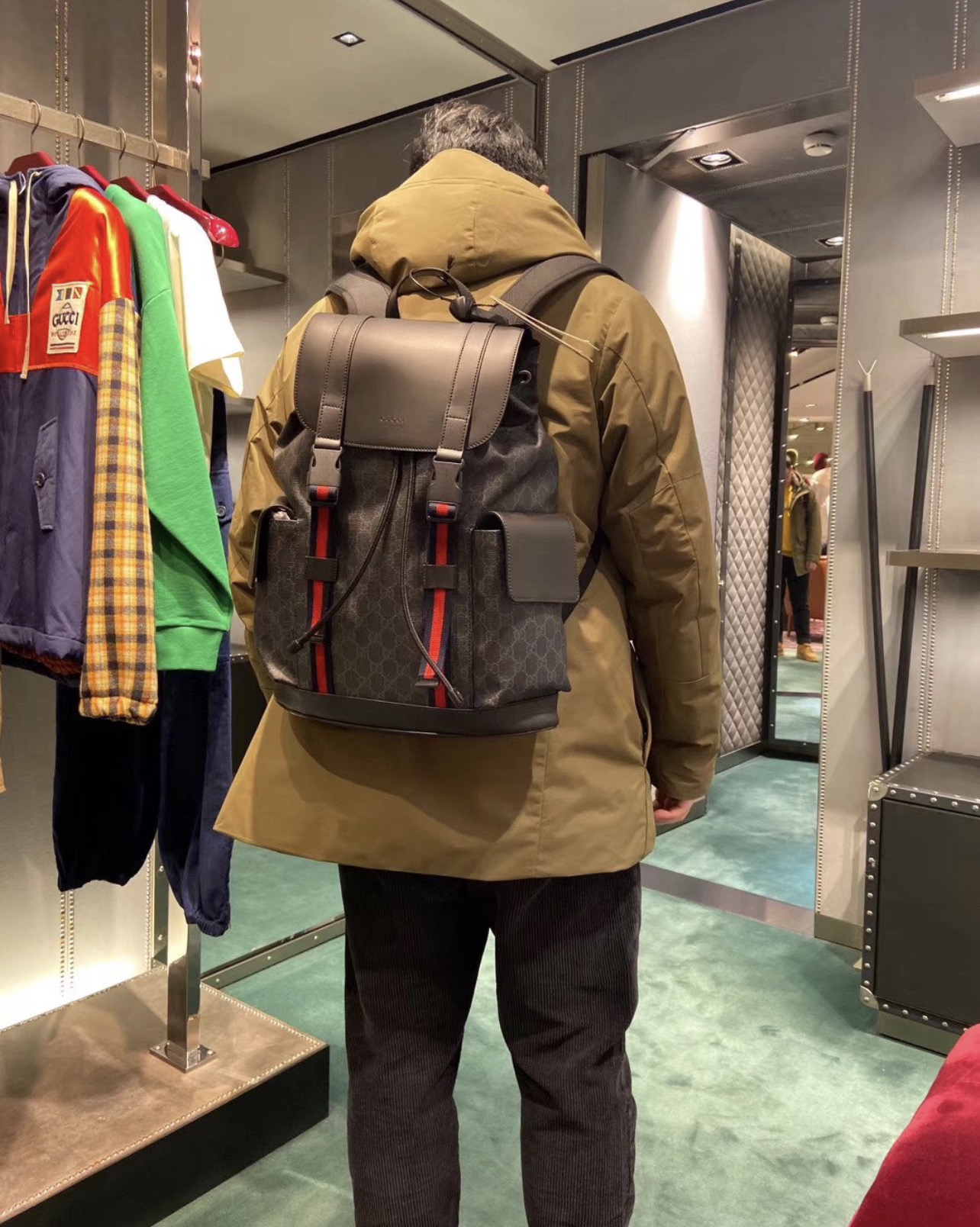 GUCCI男士双肩包 💰260 双G印花帆布拼皮休闲旅游背包. 超火爆款 旅行外出必备神器. 型男格调 匠心复刻 奢华平民价 厚实肩带 超大容量 内里空间特别大. 外两口袋可放置香烟.充电器等日常用品. 规格：42*33cm