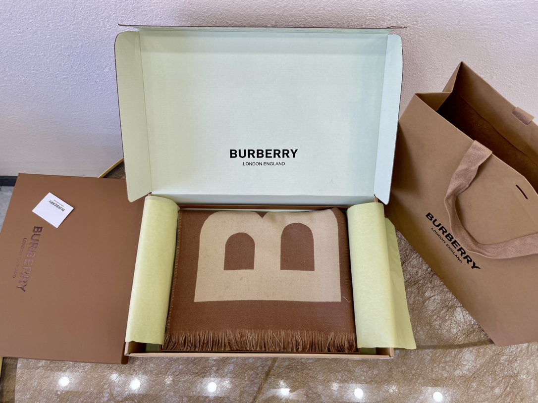 Burberry巴宝莉男女同款大字母羊毛围巾