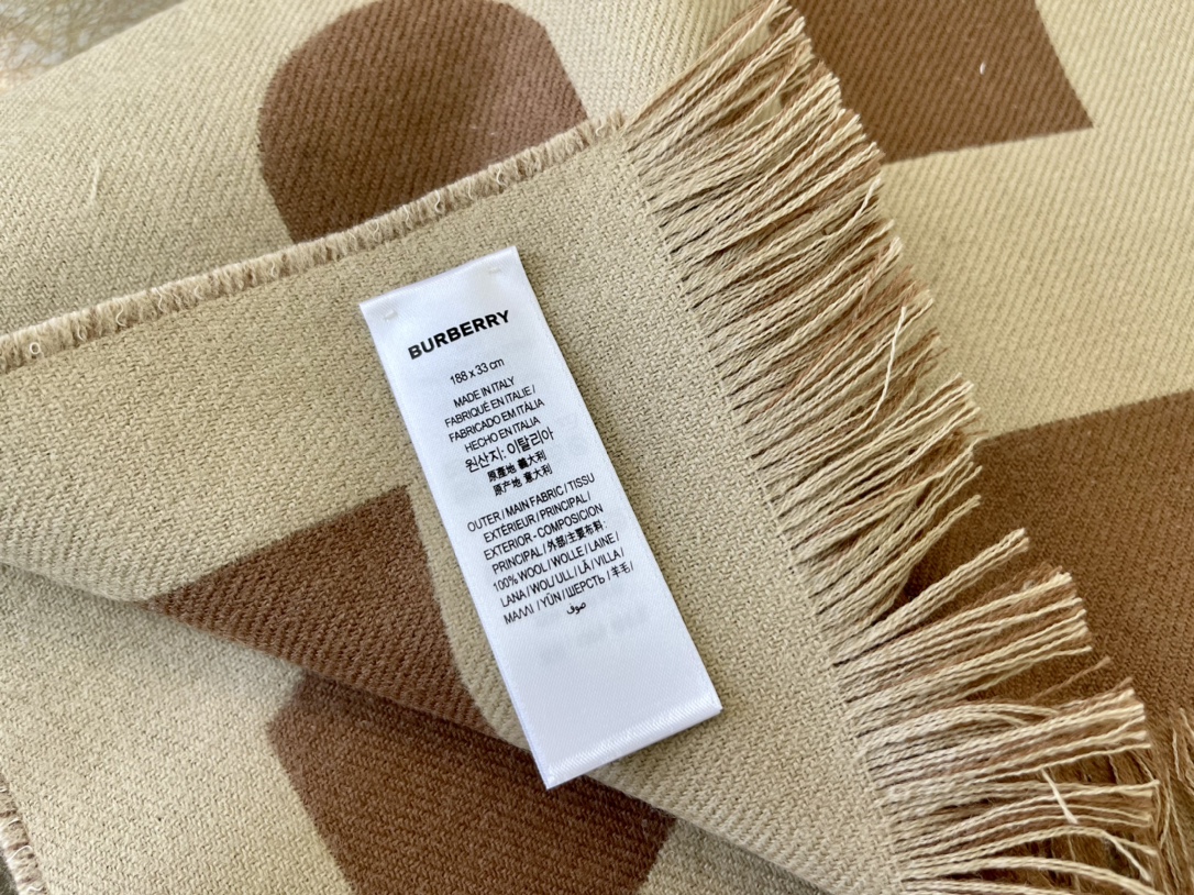 Burberry巴宝莉男女同款大字母羊毛围巾