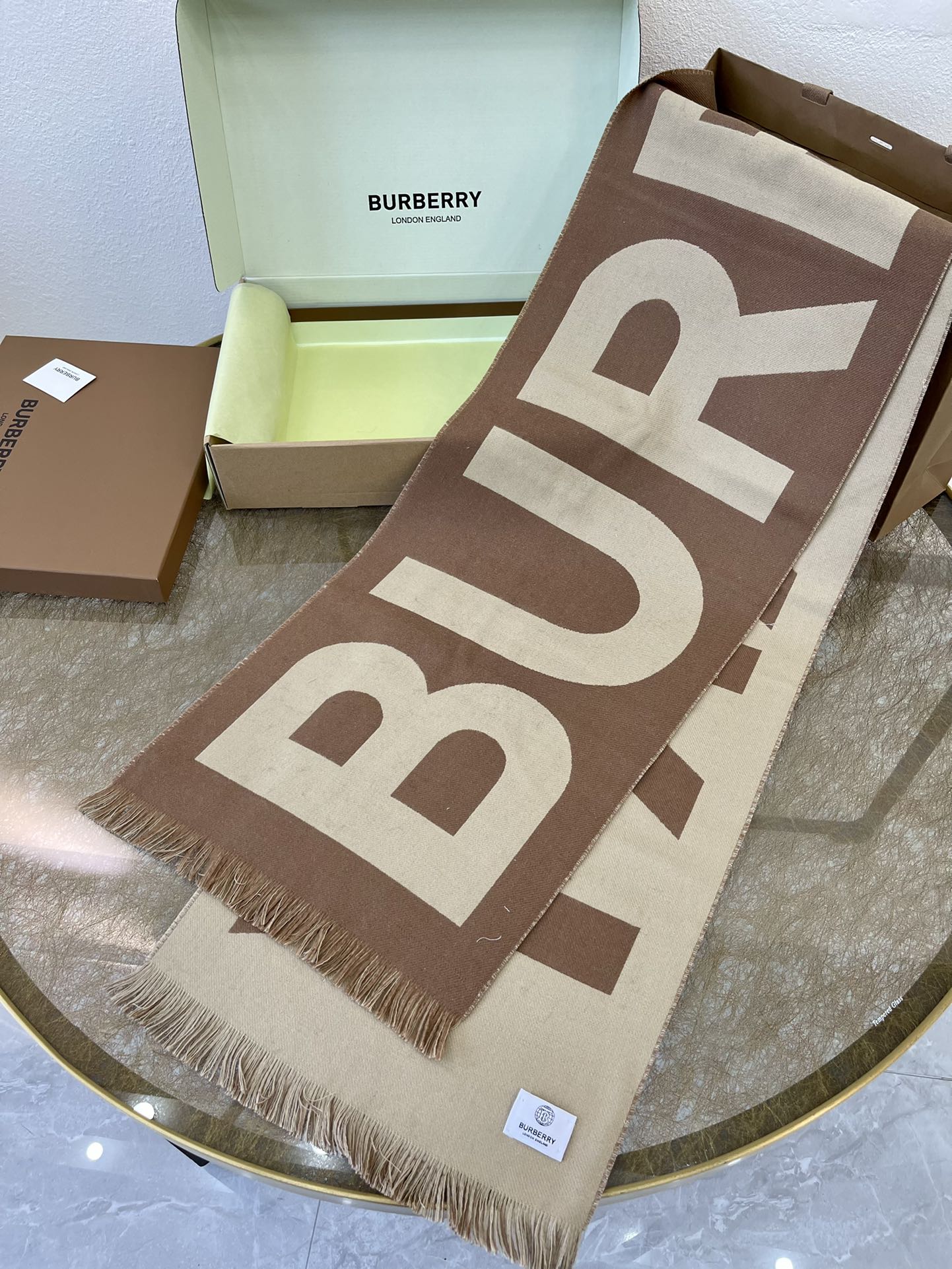 Burberry巴宝莉男女同款大字母羊毛围巾