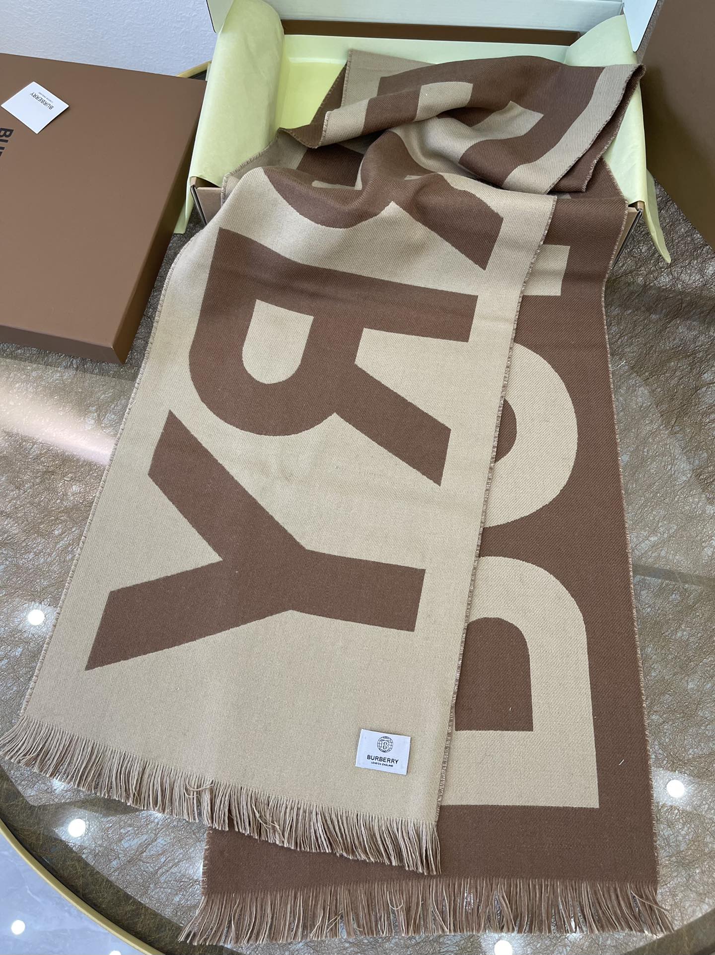 Burberry巴宝莉男女同款大字母羊毛围巾