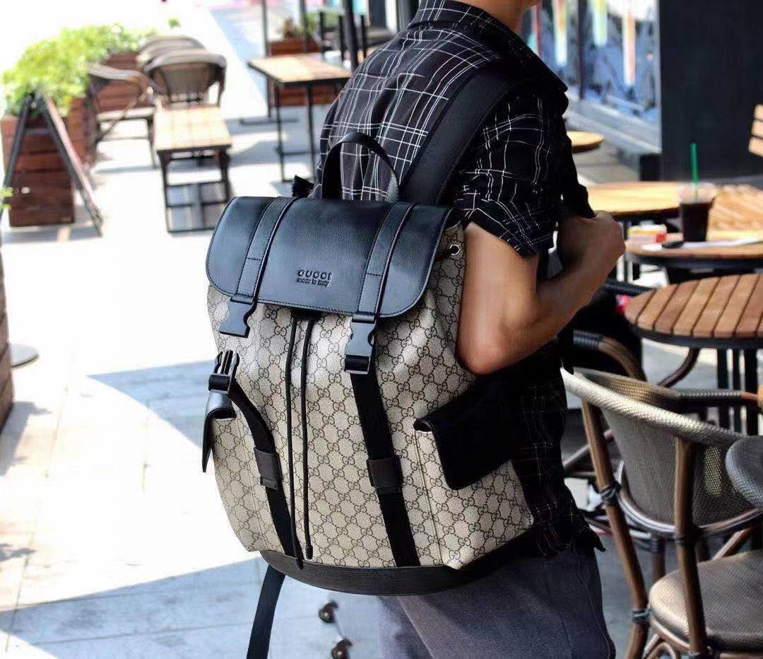 GUCCI男士双肩包 💰260 双G印花帆布拼皮休闲旅游背包. 超火爆款 旅行外出必备神器. 型男格调 匠心复刻 奢华平民价 厚实肩带 超大容量 内里空间特别大. 外两口袋可放置香烟.充电器等日常用品. 规格：42*33cm