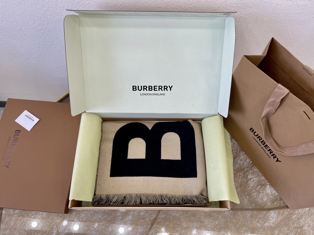 Burberry巴宝莉男女同款大字母羊毛围巾