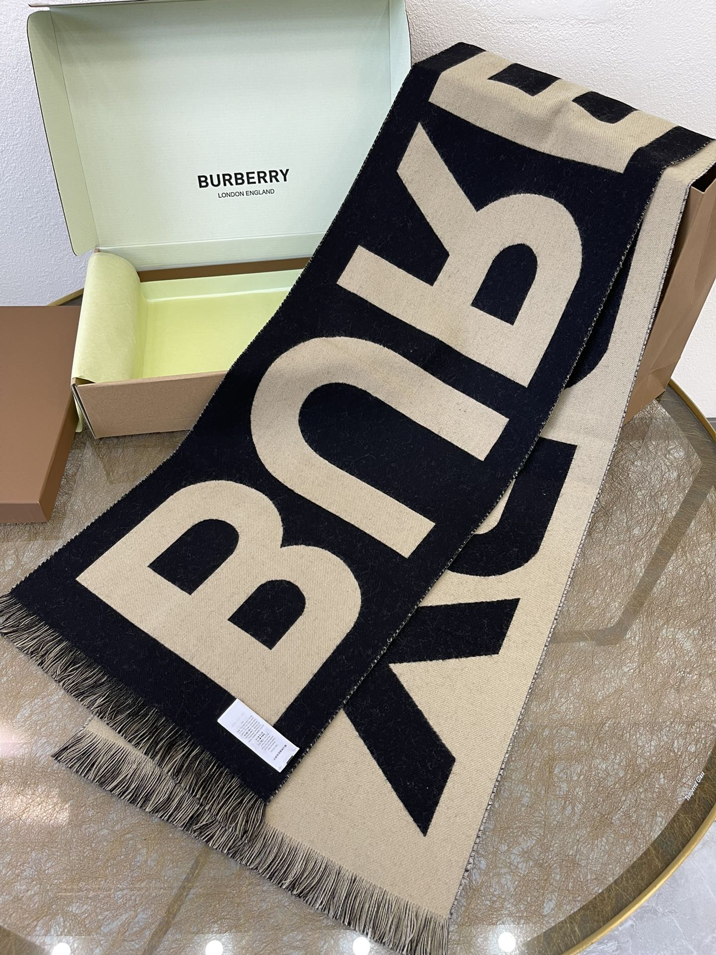 Burberry巴宝莉男女同款大字母羊毛围巾