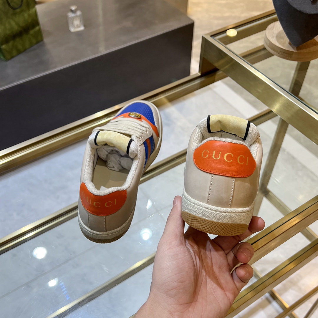 ex fábrica Gucci. zapatitos sucios piel perforada naranja y verde cinchas rojas y azules detalle pie