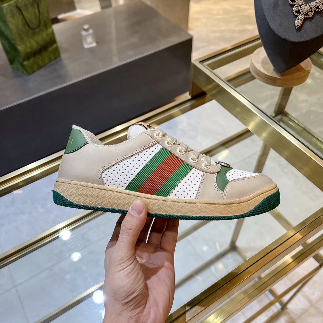 ex works Gucci. zapatitos sucios piel perforada verde y blanca cincha roja y verde detalle piel verd