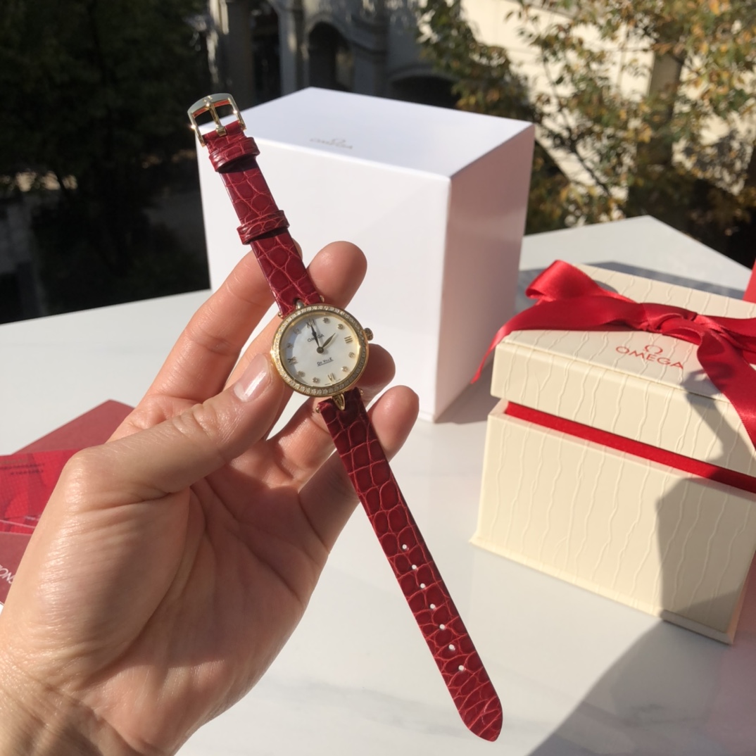 NO:390367,This 27.40mm quartz watch features a 18K gold case, paired with a radiant diamond bezel, making it even more dazzling. It has a fixed water drop lug on both sides. The Chronos badge pattern of the God of Time is embossed on the back of the watch. The gold19860909这款27.40毫米石英腕表采用包18K黄金表壳, 搭配光芒四射的铺镶钻石表圈,更加璀璨夺目 两侧各带有一个固定水滴式表耳. 表背上浮雕时间之神柯罗诺斯（Chronos）徽章图案,,gold,Watch