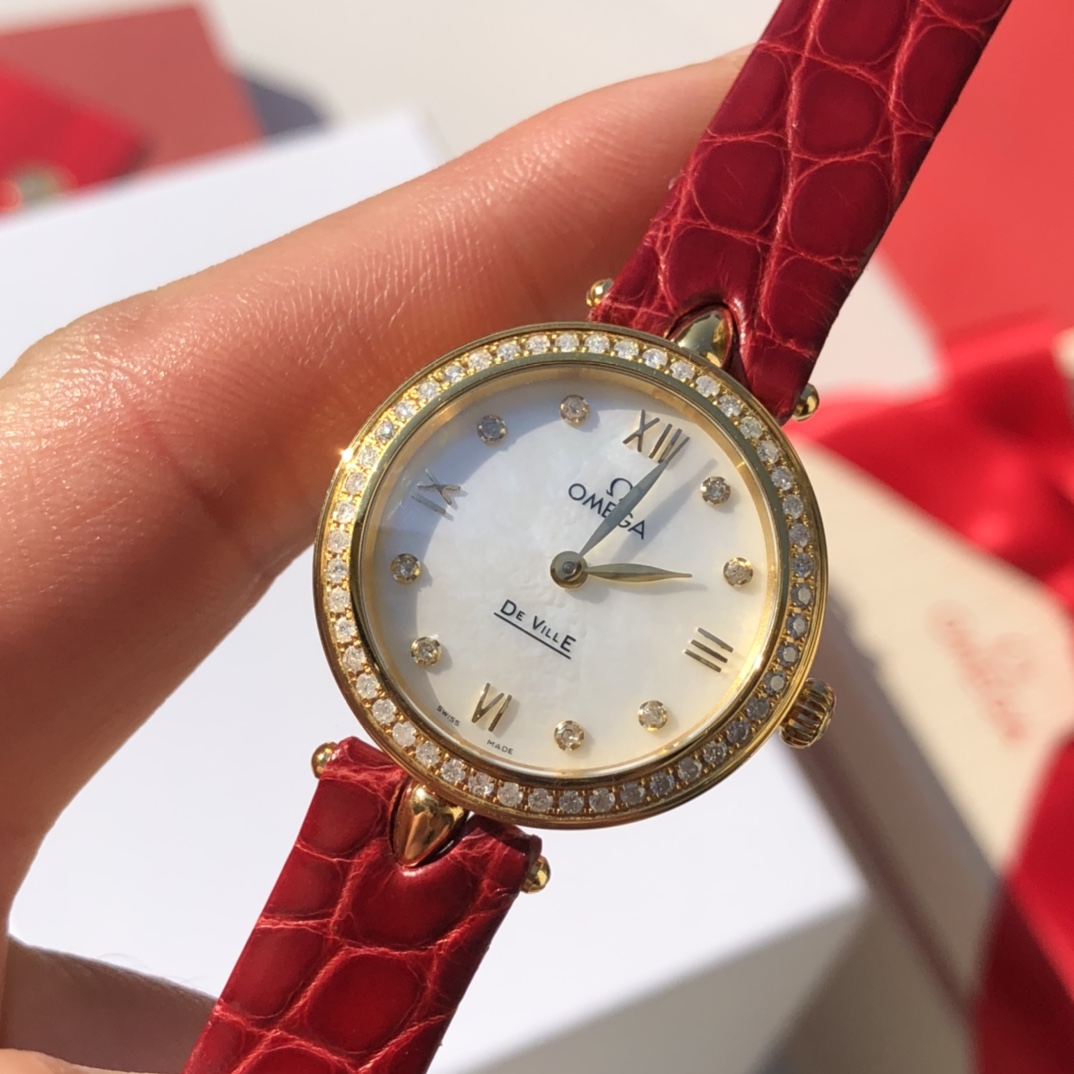 NO:390360,The gorgeously decorated dial is made of white mother-of-pearl, showing a sexy and elegant, simple and beautiful effect. The 8 diamond hour markers are matched with Roman numerals, and the leaf-shaped hands are also made of 18K gold. This elegant timepiece is equipped with the original Swiss eta movement, gold19860909装饰绚丽华美的表盘采用白色珍珠母贝打造, 呈现性感优雅、简约美的效果. 8枚钻石小时刻度搭配罗马数字刻度, 叶形指针亦采用18K黄金制成. 这款优雅时计内部搭载原装瑞士eta机芯,,gold,Watch