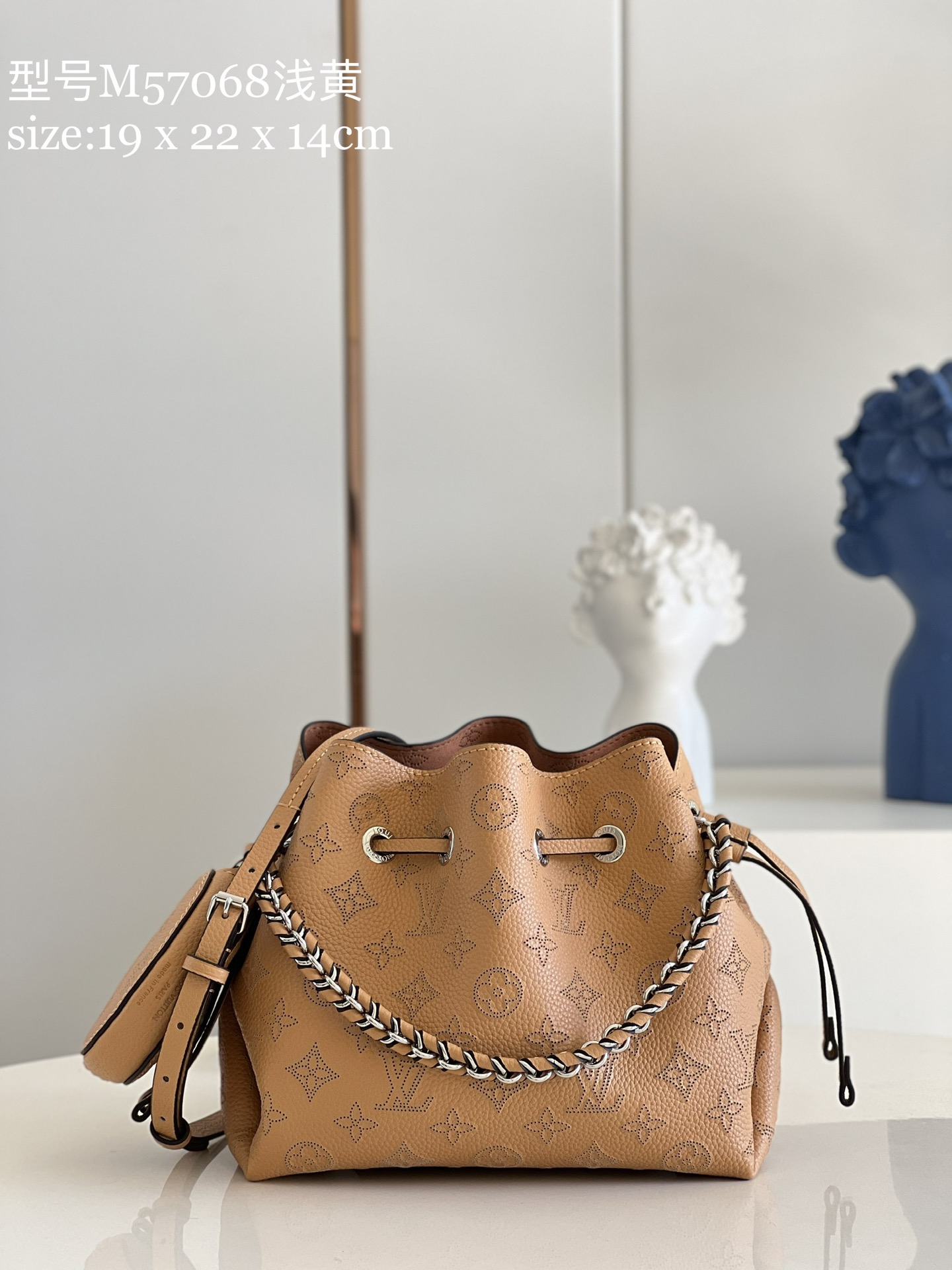 NO:398133,【Exclusive real photo M57068 light yellow】M57201 M57060 BELLA handbag Bella bucket bag uses Monogram flower-perforated calf leather to create a compact configuration, m57201 full-leather punched woven chain small round box drawstring bucket buns oo[handshake][handshake] and then let the same pattern live in a pocket proportion of round coin wallet, full of modern style. Metal and leather braided handles and removable leather shoulder straps achieve multiple carrying methods. Detailed features 19 x 22 x 14 cm q.,LV [original leather],louis vuitton,wallets,cowhide19860909【独家实拍M57068浅黄】M57201 M57060 BELLA 手袋Bella 水桶包采用 Monogram 镂花穿孔小牛皮塑造小巧构型,m57201全皮冲孔编织链条小圆盒拉绳水桶包菜篮子oo[握手][握手]再令相同图案以袖珍比例栖身圆形零钱包,洋溢摩登风尚.金属与皮革编织手柄和可拆卸皮革肩带实现多种背携方式.详细特征19 x 22 x 14 厘米 q.,LV【原厂皮】,louis vuitton,wallets,cowhide,Bag