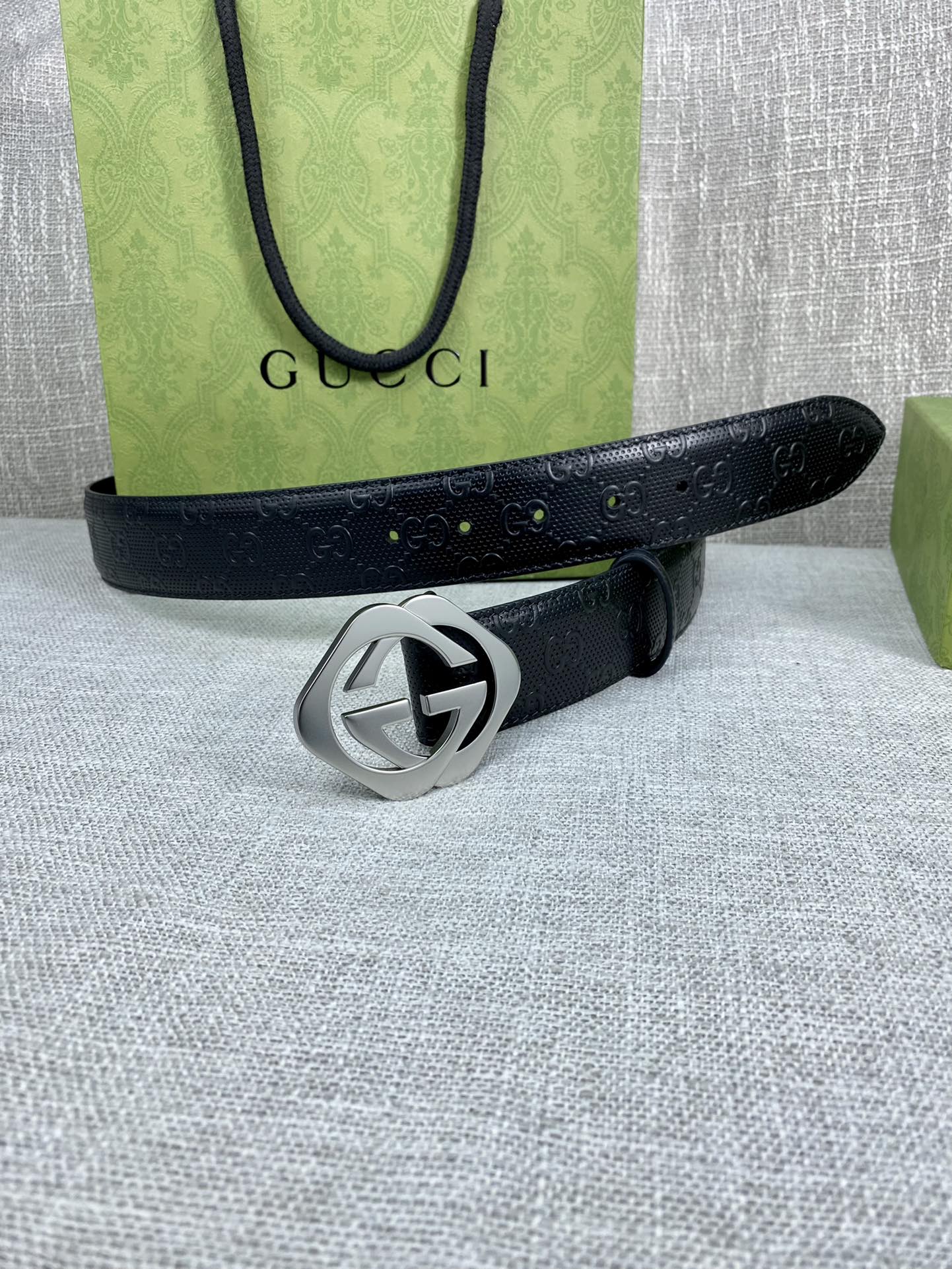 宽度4.0cm搭配原版皮带扣腰带以采用热压印技术的GucciSignature皮革精制而成触感厚实印花图