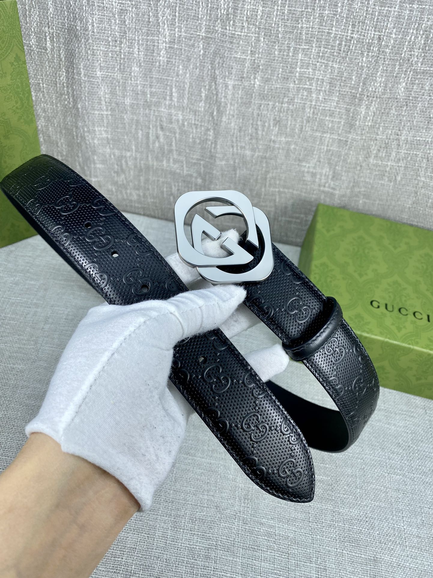 宽度4.0cm搭配原版皮带扣腰带以采用热压印技术的GucciSignature皮革精制而成触感厚实印花图