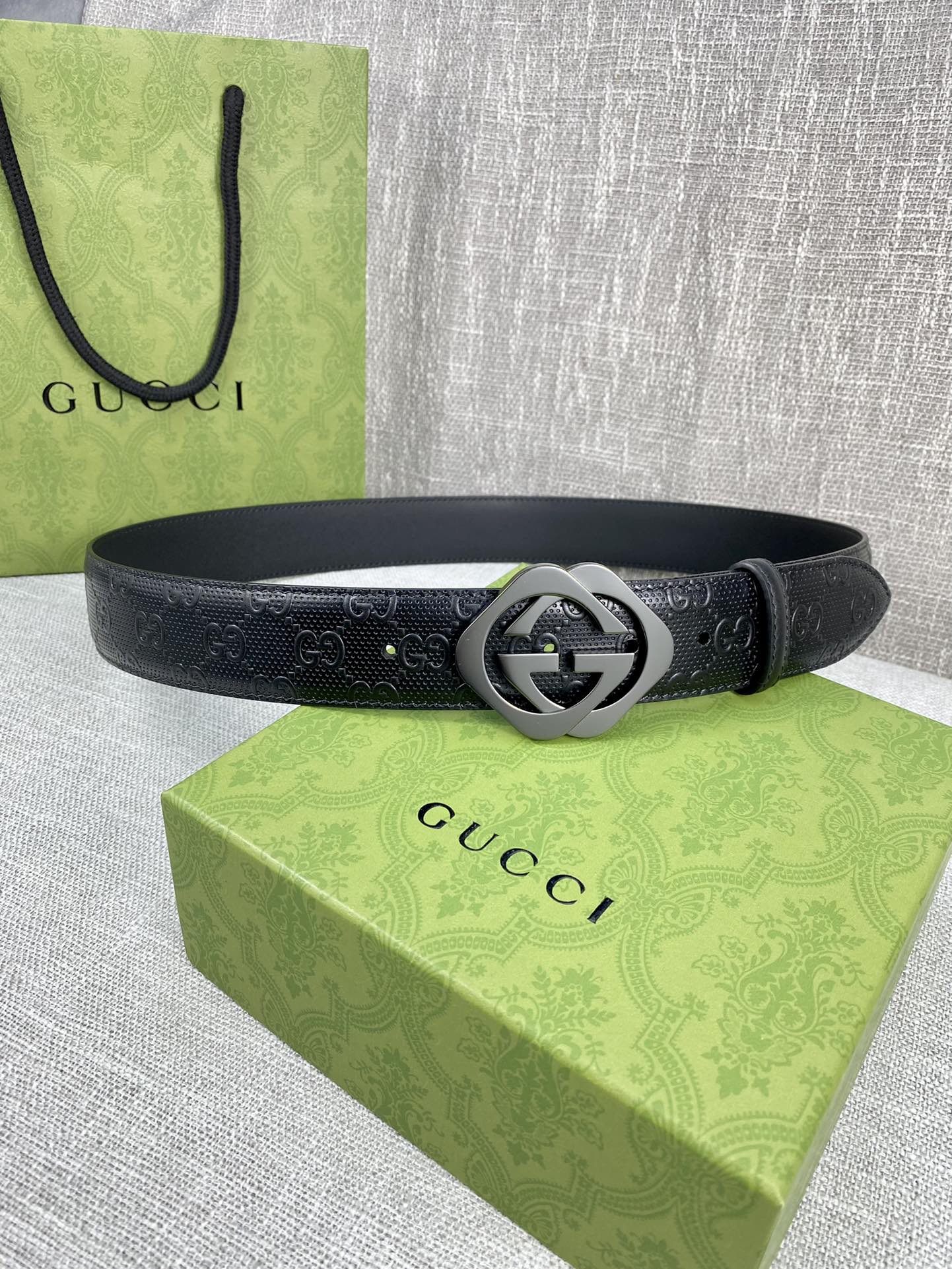 宽度4.0cm搭配原版皮带扣腰带以采用热压印技术的GucciSignature皮革精制而成触感厚实印花图