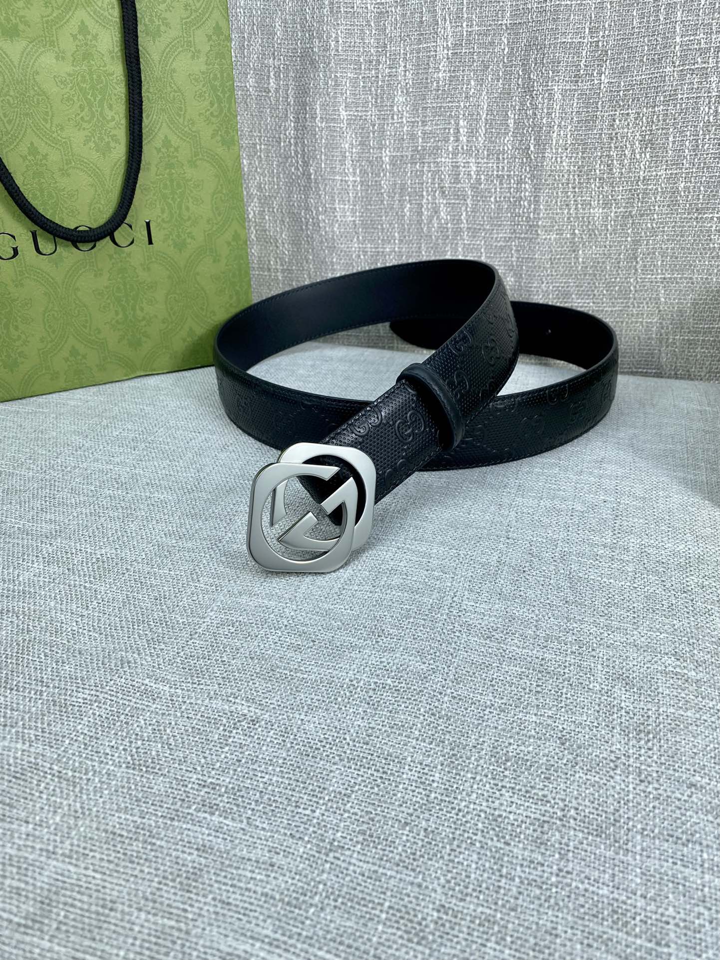 宽度4.0cm搭配原版皮带扣腰带以采用热压印技术的GucciSignature皮革精制而成触感厚实印花图