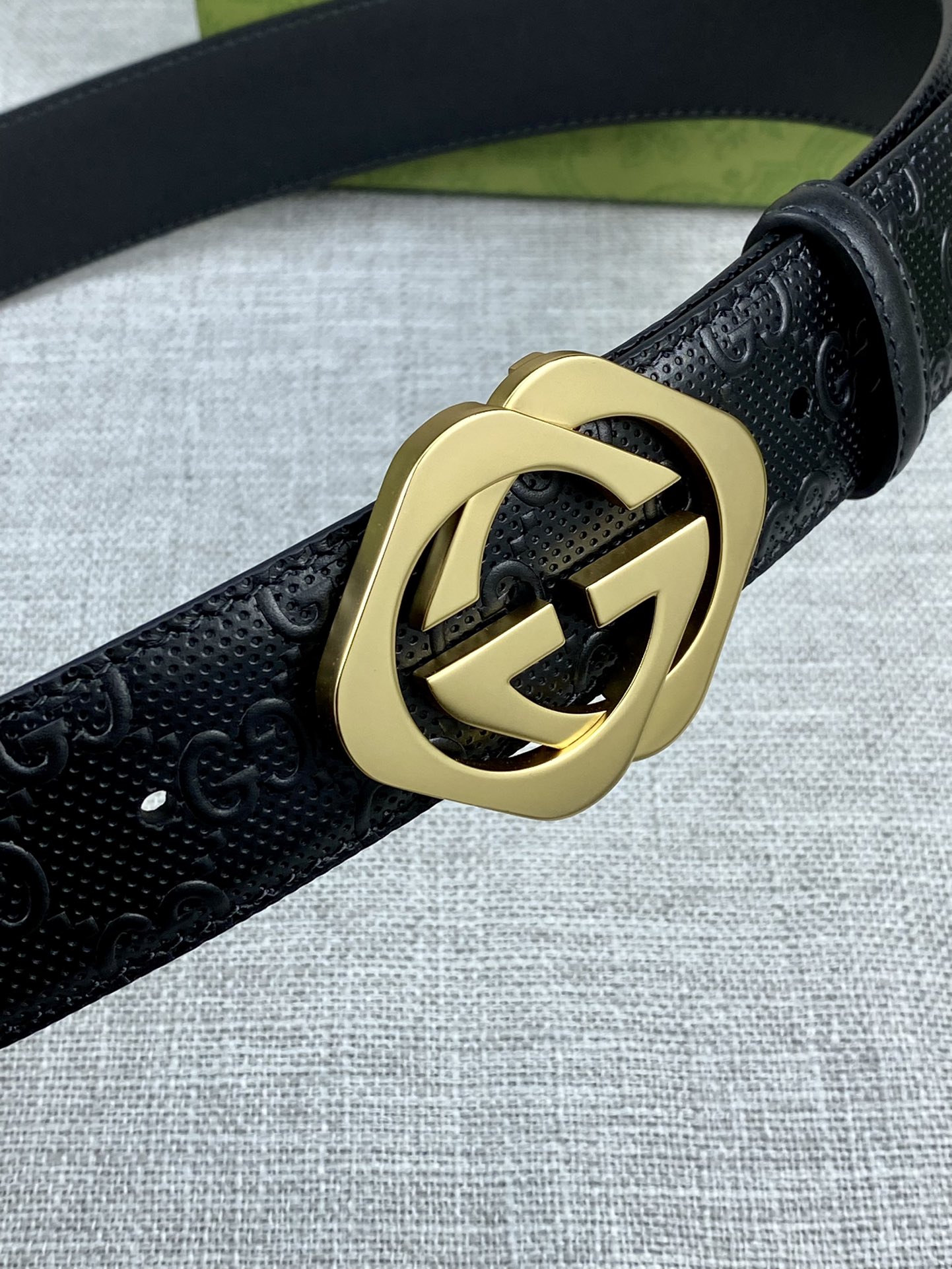 宽度4.0cm搭配原版皮带扣腰带以采用热压印技术的GucciSignature皮革精制而成触感厚实印花图
