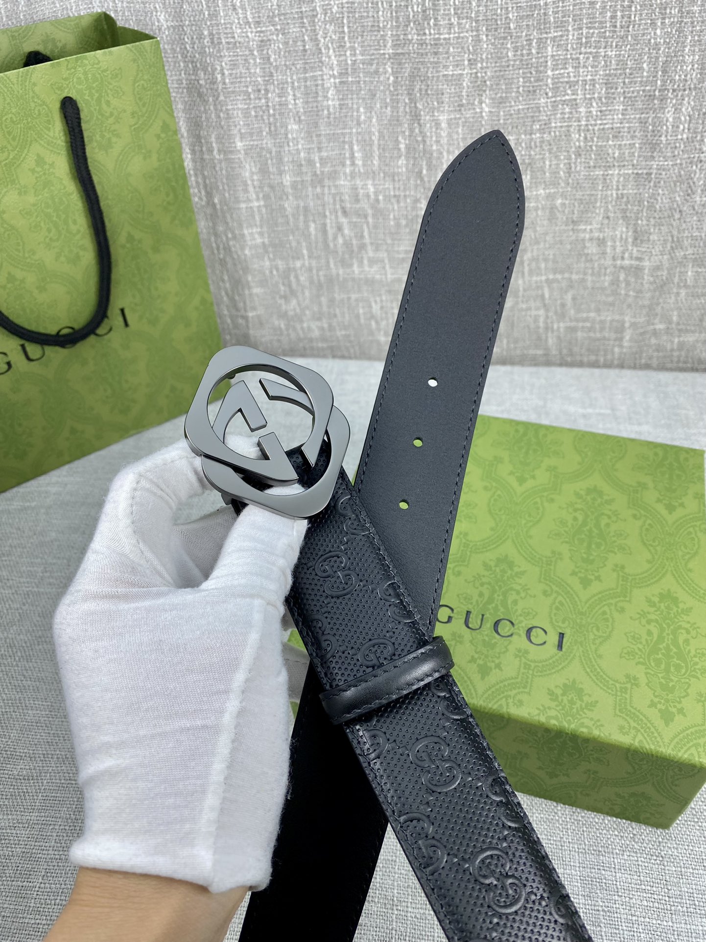 宽度4.0cm搭配原版皮带扣腰带以采用热压印技术的GucciSignature皮革精制而成触感厚实印花图
