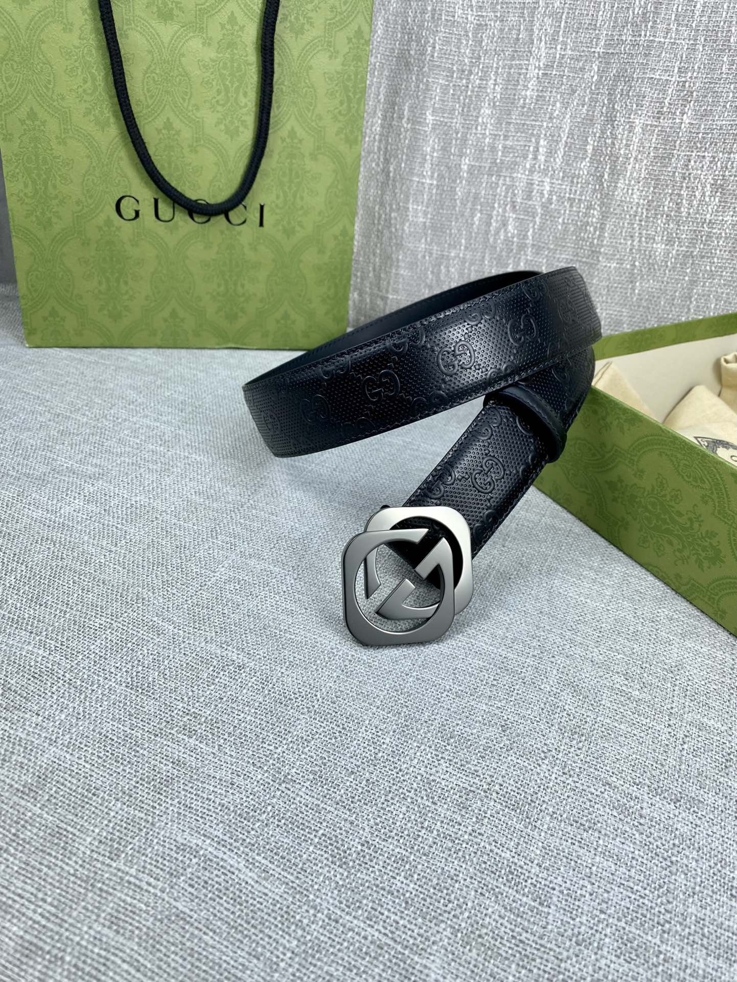 宽度4.0cm搭配原版皮带扣腰带以采用热压印技术的GucciSignature皮革精制而成触感厚实印花图