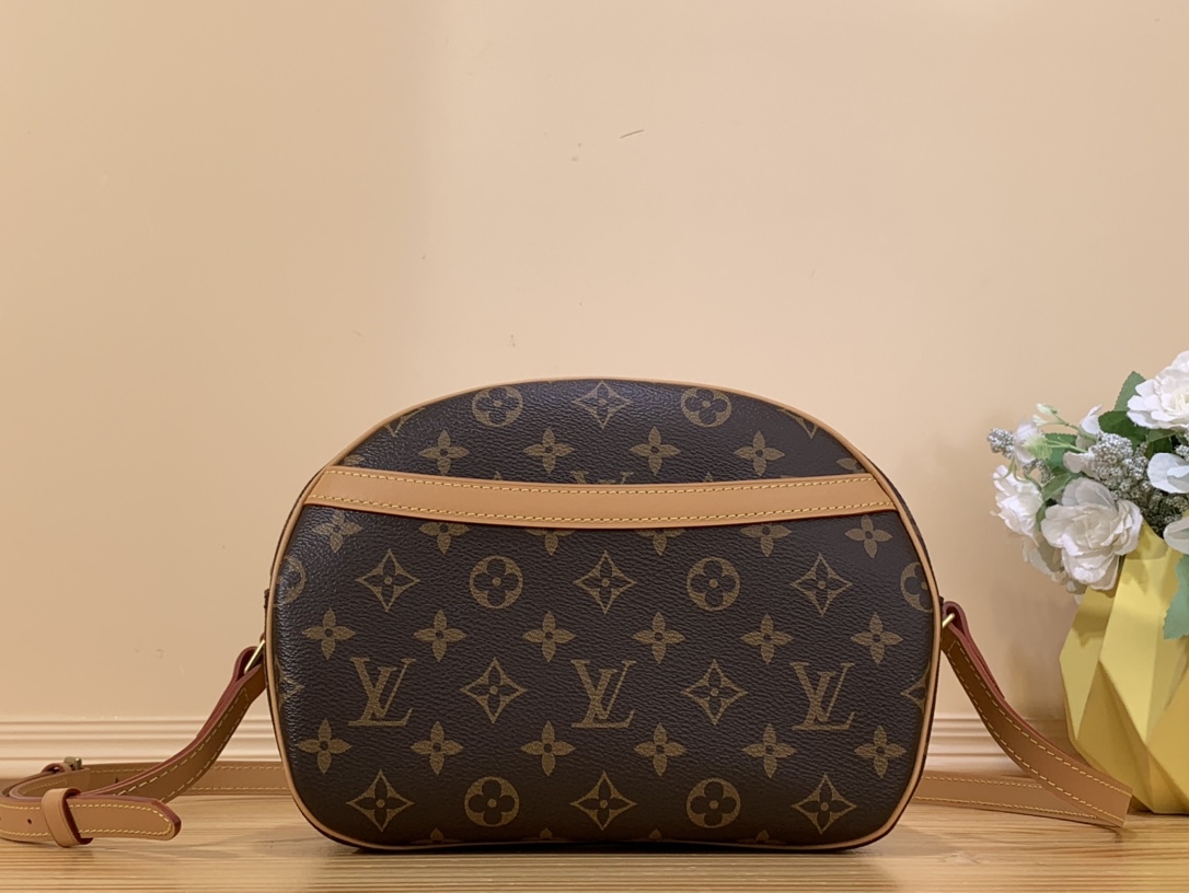 NO:620265,Top original item [Vintage Second-hand] M51221. The round and cute second-hand style is here again. Commonly known as apple bag, steamed bun bag, horseshoe bag. The streamlined bag body is soft and you will like it. It is still the classic Monogram presbyopic series. Very!  Very versatile genuine leather lining, size 25x18x8cm 5216065,19860909顶级原单【Vintage 中古】M51221 圆润可爱的中古款又来啦 俗称为苹果包 馒头包 马蹄包 流线型包身柔软而你有好感 依旧是经典Monogram老花系列 非常！非常能装的真皮内里 尺寸25x18x8cm 5216065,,Bag