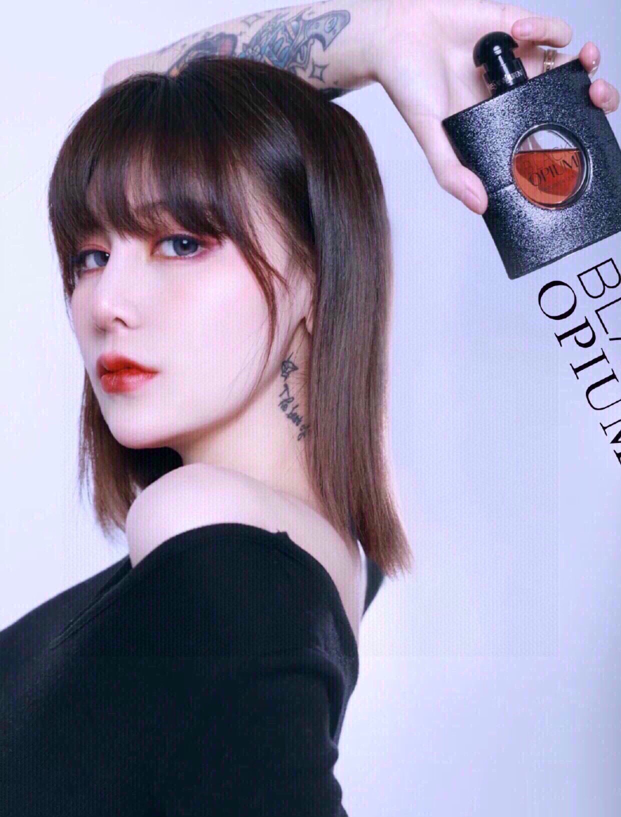 P F 50【普通版】
P F100【专柜版】
💬ED P/90ml
BL ACK OPIUM
圣 罗兰黑鸦片香 水
简介:
明暗调制法有间歇的破坏性,让人对所有靠近的人都会感到无比好奇,并且让他们欲罢不能,完全是一次嗅觉的美妙体验。
前调:咖啡
中调:白花
尾调:香草
大胆?也许。让人上瘾,令人激动?绝对是!