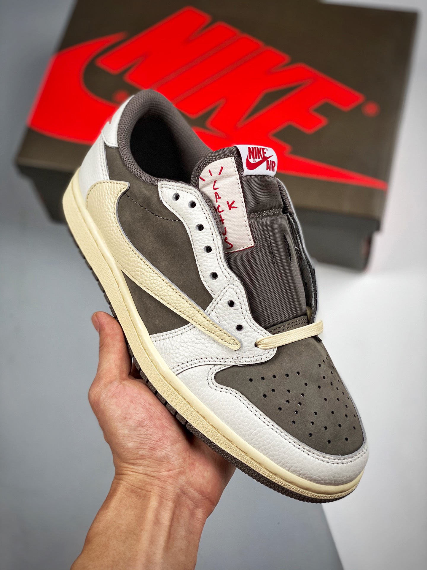 Travis Scott x Air Jordan 1 " Reverse Mocha " AJ1乔1 TS联名倒钩 低帮文化篮球鞋 完美品质出货 细节如图所示 进口头层皮料 鞋面切割工整 冲孔整齐干净 中底拉帮线 整体清洁度等各方面细节…