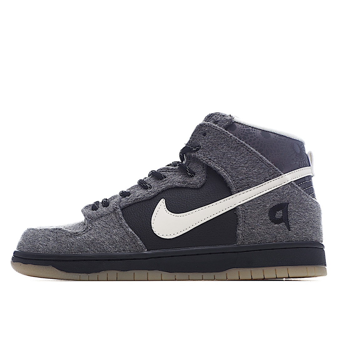 I0 Premier x Nk SB Dunk High “Petosky” 联名款高帮休闲滑板鞋 645986-010Premier 再次携手 Nike SB 推出联名鞋款。以经典的高帮 Dunk High 为原型，并以密歇根寒冷的夜晚为灵感发想，延续了 “Petoskey” 的设计，采用黑色皮革结合灰色羊毛材质构成鞋身，配上鞋跟处雪花纹的图案，以及代表 Premier 的字母 “P” 呈现。