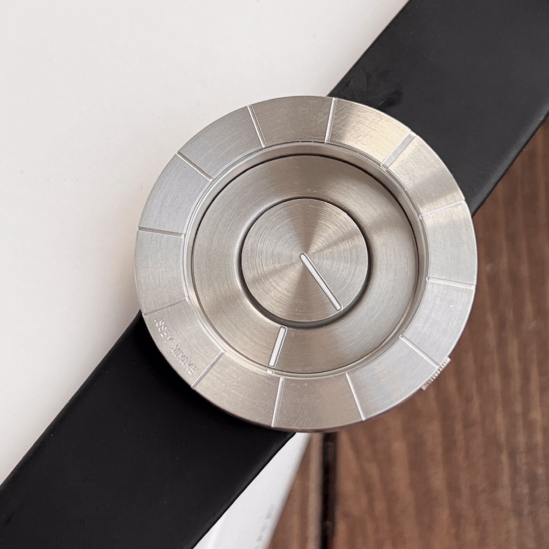 Часы Issey Miyake