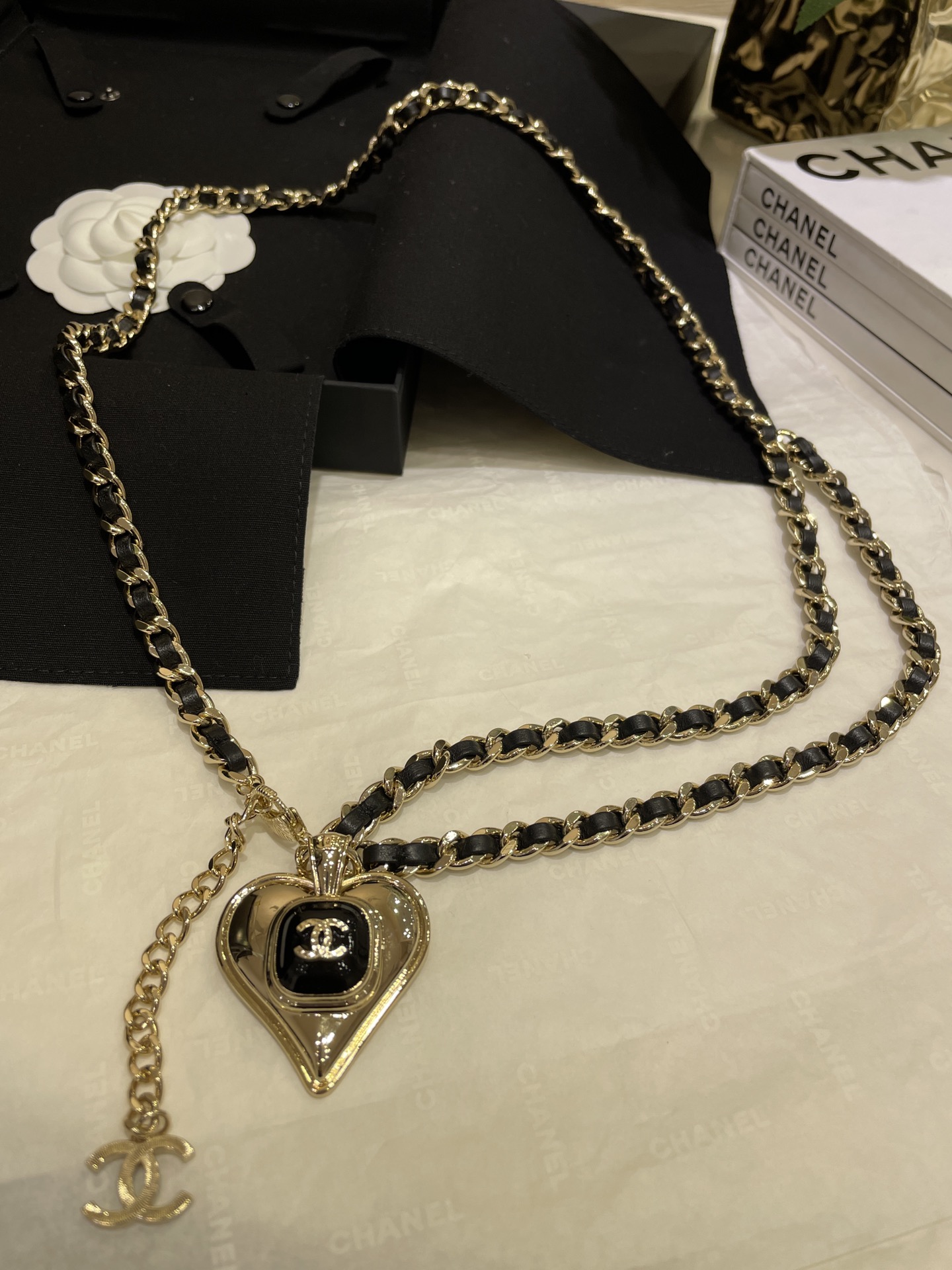 NO:631777,88280 ready-made, fast-paced, popular return, large retro black gold color peach heart love lambskin waist chain z Purchase customization. Brass gold-plated lambskin, black enamel process in the middle, can be worn on both sides, the craftsmanship is very careful. Great value for sweater chains, it also looks good, has a strong sense of presence, exclusive price of 10,000, waist chain with picture box, sweaters, sheepskin, gold plating, Cardia high-end jewelry1986090988280现货拼手快的节奏 爆款返场 大号复古黑金配色桃心爱心小羊皮腰链 z购入定制.黄铜镀金 小羊皮 中间黑色珐琅工艺 双面均可佩戴 工艺很走心.超值 当毛衣链也 好看了 存在感超强 专贵1万 腰链带图片包装盒,,sweaters,sheepskin,gold plating,卡迪亚高端饰品,Jewelry