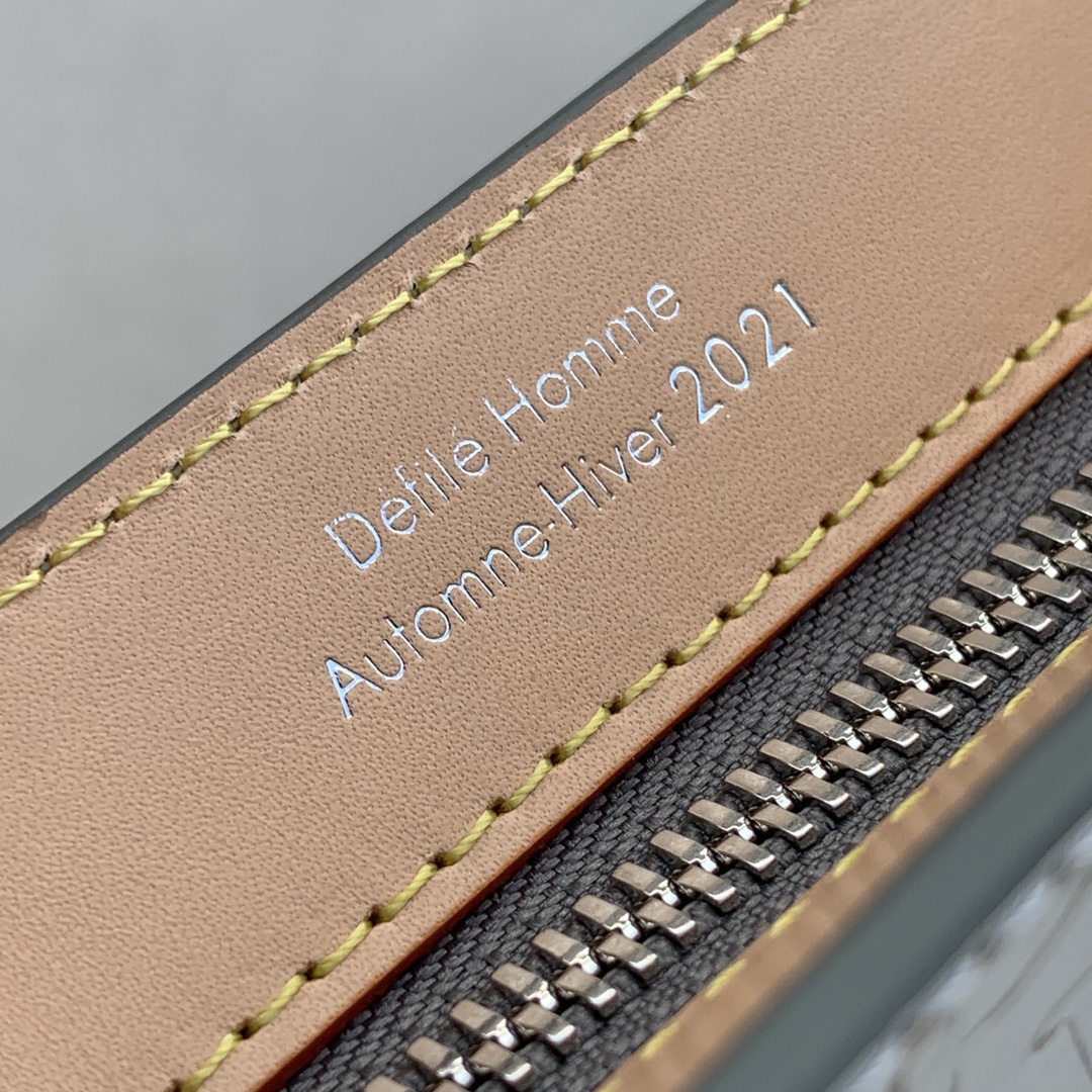 Louis Vuitton LV Trunk 手拿包 M80807银色