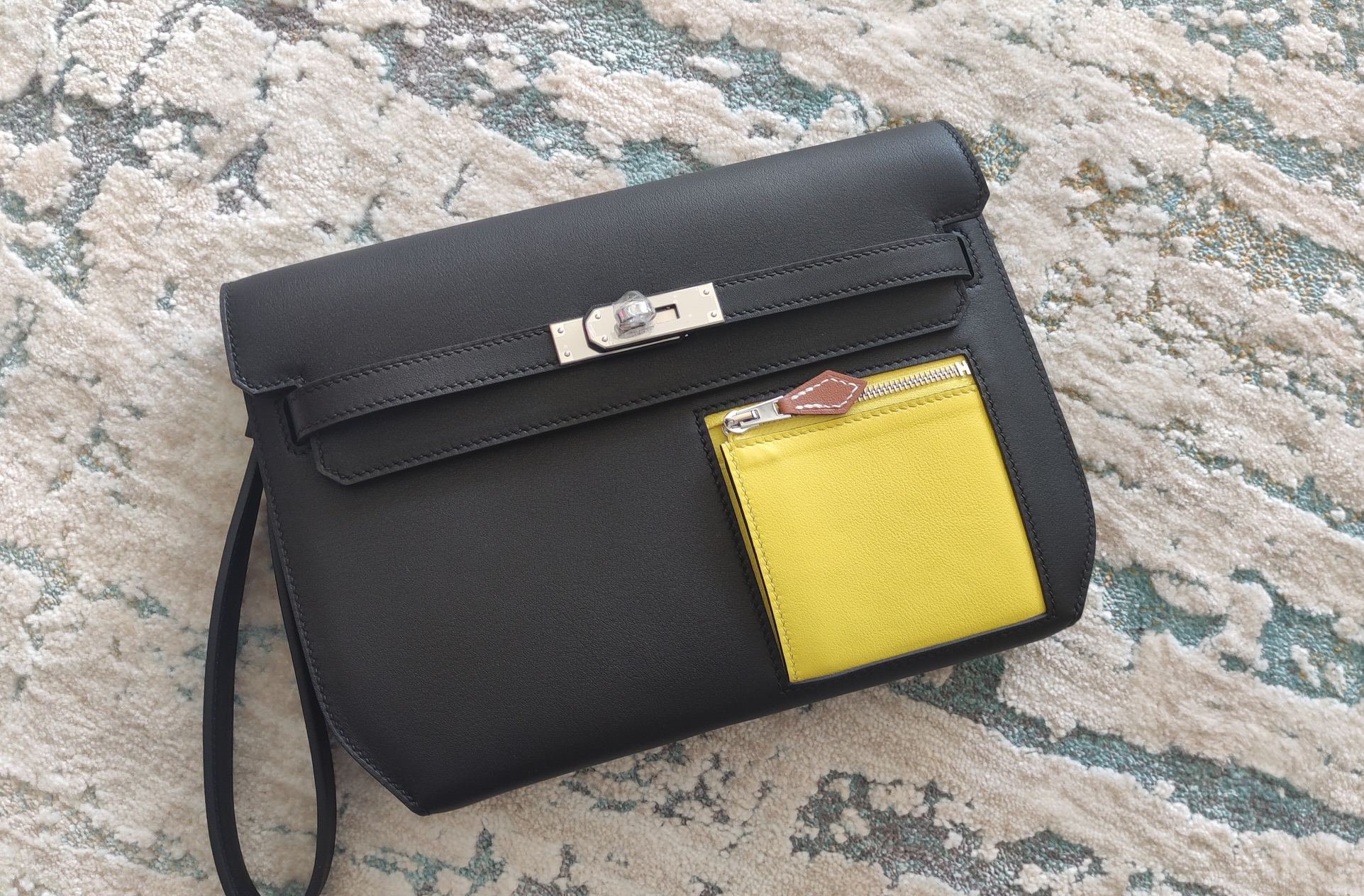 NO:699092,Half-hand ready stock Kelly deeches colormatic, a combination of personality and color, size: 25cm handbag/shoulder bag, esom leather, golden brown milkshake white, silver buckle, beeswax thread sewing, unisex style. (with additional shoulder strap) can be held in hand or shoulder, one bag is multi-purpose. Both the hand strap and shoulder strap are detachable., Hermes, hermes, satchels, Hermes,19860909半手现货 Kelly deeches colormatic 个性与色彩的结合,size:25cm 手包/挎包 esom 皮 金棕色奶昔白 银扣 蜜蜡线缝制 男女通用款 .(有另外配肩带)可手拿可肩背,一包多用.手拿带、肩带都可拆卸.,爱马仕,hermes,satchels,Hermes,,Bag