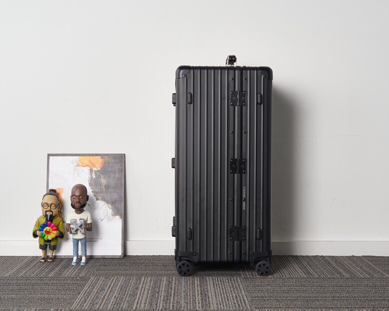 Rimowa Classic Sports: Oversized 100L Suitcase with Unique Features - 图片 5