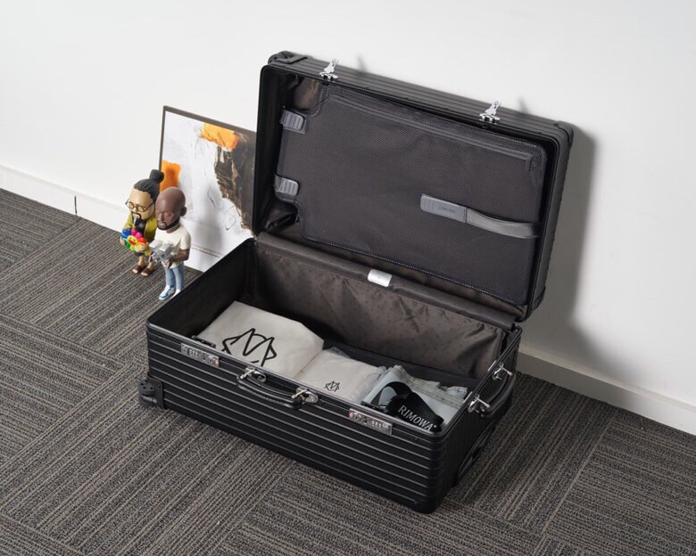 Rimowa Classic Sports: Oversized 100L Suitcase with Unique Features - 图片 9