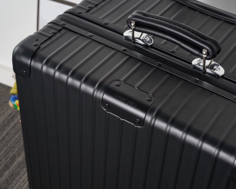 Rimowa Classic Sports: Oversized 100L Suitcase with Unique Features - 图片 7