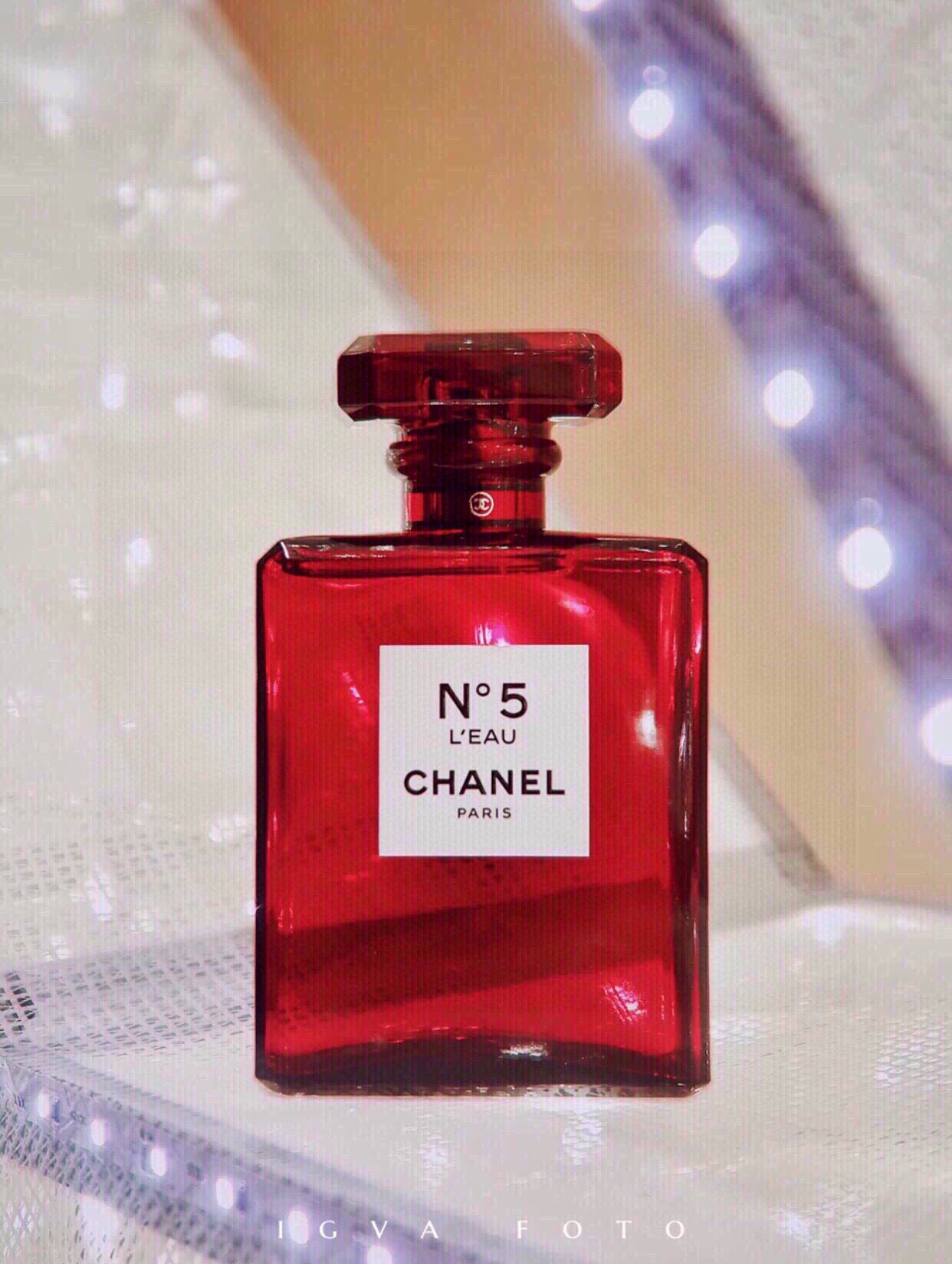 P F 100🔻专柜版🔺
💬ED T/ 100M L/限量 款
C hanel香 奈儿 2018圣诞限量红瓶 N5 五号之水 清新之水【N°5 L'EAU】
2018-2019圣诞跨年限量版
值得纪念珍藏
官网售价【¥1780】
五号之水更具有摩登个性
清新是它的主旋律
无论什么场合都能很好地享受
被它包围的幸福感
柠檬、柑橘与甜橙相交织的前调
在乙醛的衬托下释放出蓬勃活力
如同一阵微风袭来
玫瑰、茉莉与全新配比的依兰依兰和谐交融
释放出更现代的气息
香根草与雪松的余韵
伴以白麝香的柔和气息
清新自然的五号之水适合任何场合