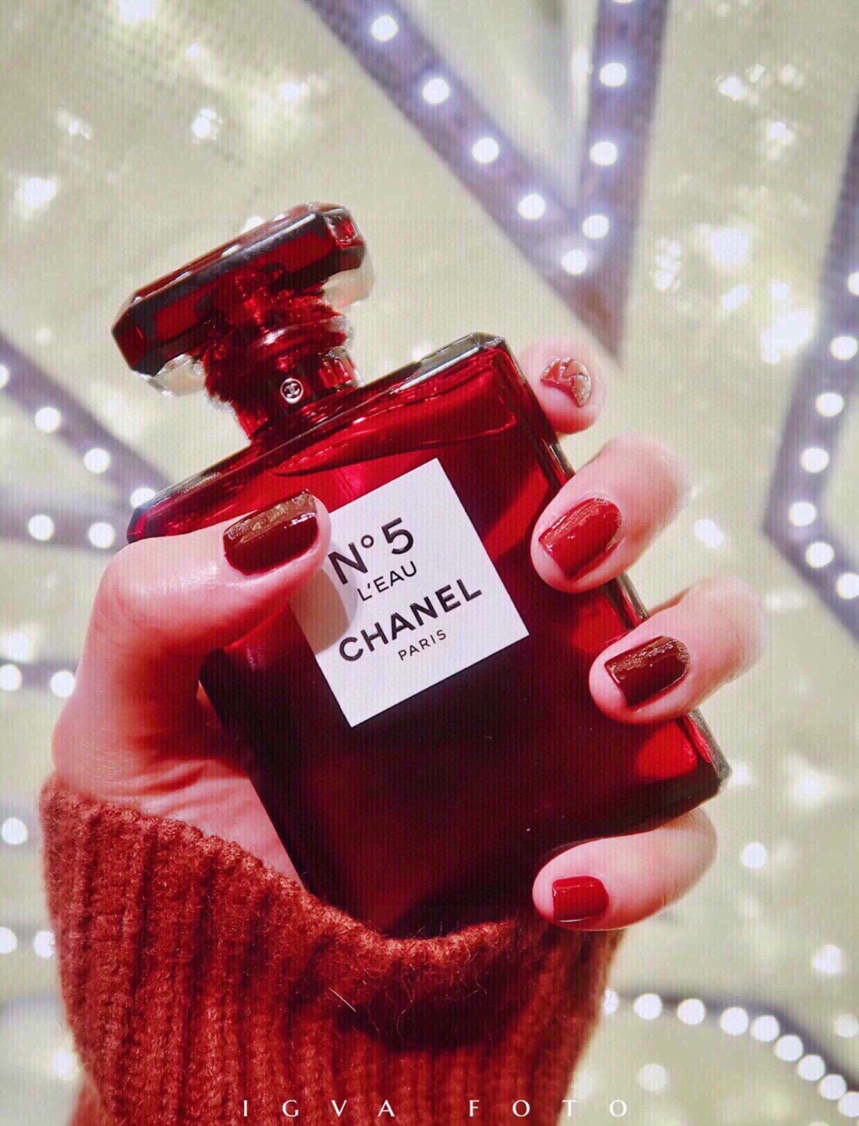 P F 100🔻专柜版🔺
💬ED T/ 100M L/限量 款
C hanel香 奈儿 2018圣诞限量红瓶 N5 五号之水 清新之水【N°5 L'EAU】
2018-2019圣诞跨年限量版
值得纪念珍藏
官网售价【¥1780】
五号之水更具有摩登个性
清新是它的主旋律
无论什么场合都能很好地享受
被它包围的幸福感
柠檬、柑橘与甜橙相交织的前调
在乙醛的衬托下释放出蓬勃活力
如同一阵微风袭来
玫瑰、茉莉与全新配比的依兰依兰和谐交融
释放出更现代的气息
香根草与雪松的余韵
伴以白麝香的柔和气息
清新自然的五号之水适合任何场合